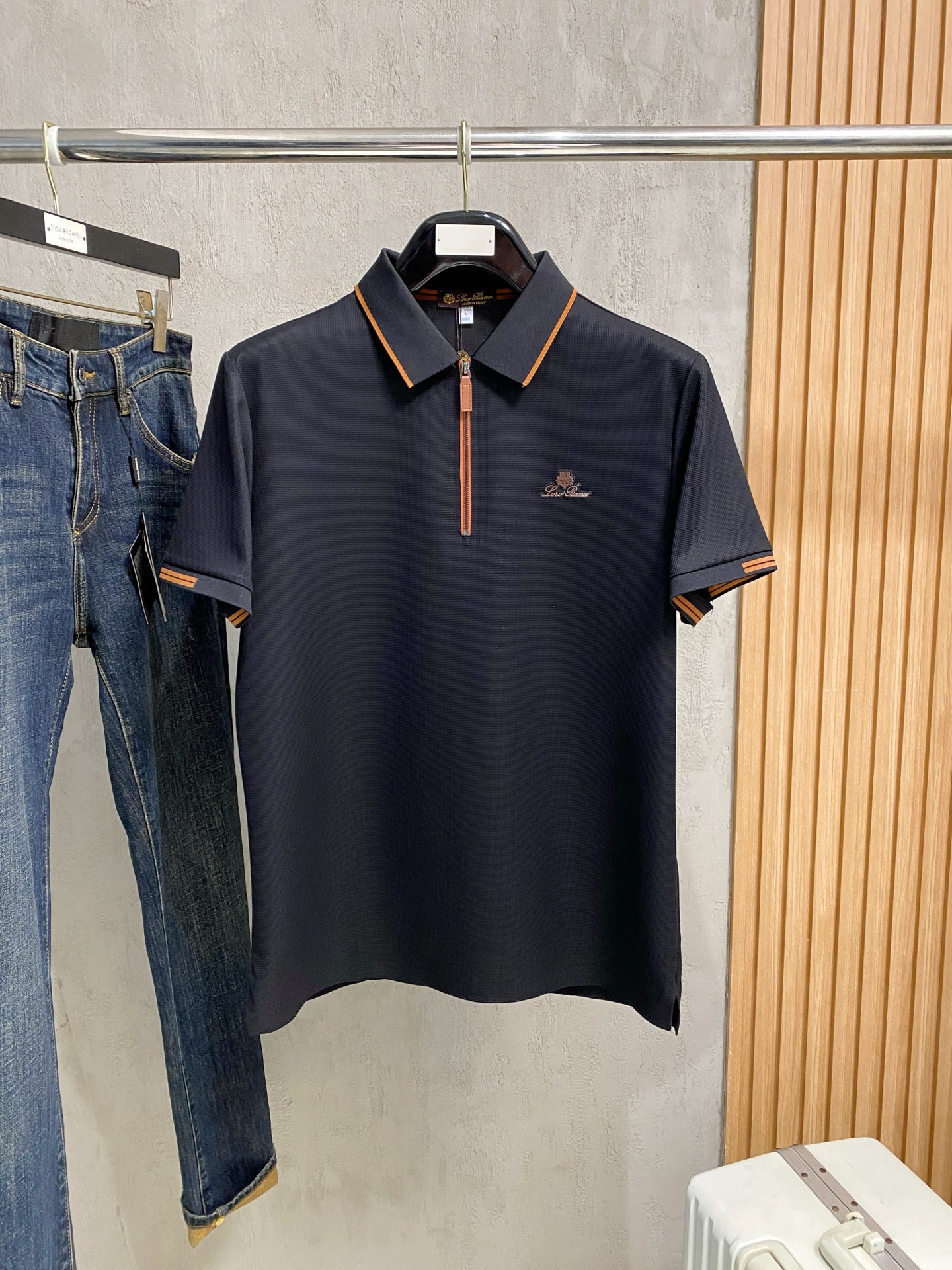 NO:830283,LP highly recommended!  Spring and summer new products are on sale at the counter. Fashionable and high-end men's Polo - Logo on the chest, personalized and fashionable/Imported top high-density mercerized pearls, extremely skin-friendly and comfortable. It feels very delicate, has a good texture, is cool and breathable, and is a very good overall piece. It can be worn alone without any problem. Size L-4Xl, loro piana,19860909LP 重磅推荐！春夏新品 专柜在售 时尚高端男装Polo-胸前Logo个性时尚/进口顶极高密度丝光珠地,极为亲肤舒适 摸上去非常的细腻,质感很好,凉爽透气,整体非常不错的一款,内搭单穿都完全没问题 尺码 L-4Xl,,loro piana,,Men's clothing