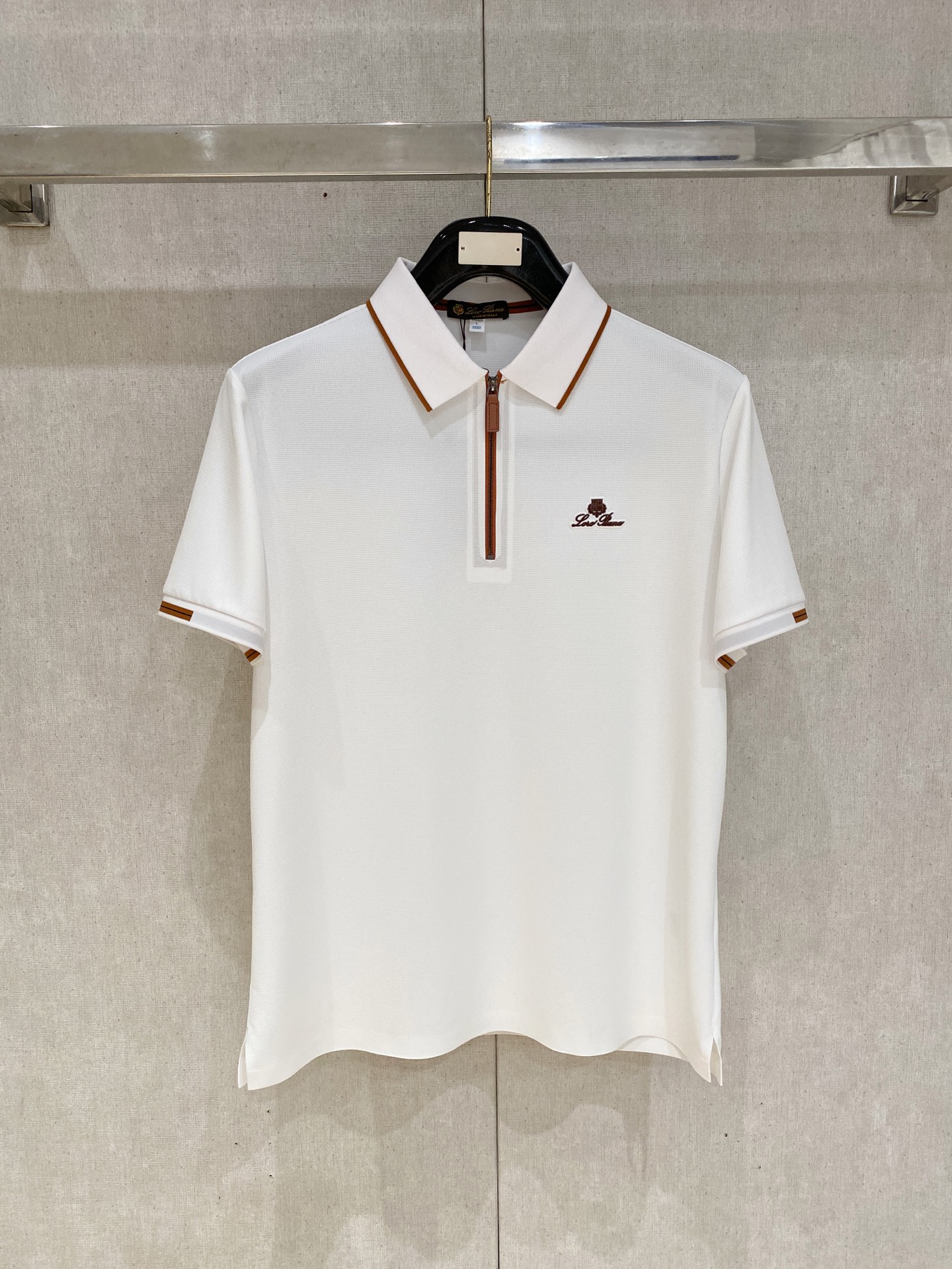 NO:841335,LP highly recommended!  Spring and summer new products are on sale at the counter. Fashionable and high-end men's Polo - Logo on the chest, personalized and fashionable/Imported top high-density mercerized pearls, extremely skin-friendly and comfortable. It feels very delicate, has a good texture, is cool and breathable, and is a very good overall piece. It can be worn alone without any problem. Sizes L-4XL, loro piana,19860909LP 重磅推荐！春夏新品 专柜在售 时尚高端男装Polo-胸前Logo个性时尚/进口顶极高密度丝光珠地,极为亲肤舒适 摸上去非常的细腻,质感很好,凉爽透气,整体非常不错的一款,内搭单穿都完全没问题 尺码 L-4XL,,loro piana,,Men's clothing