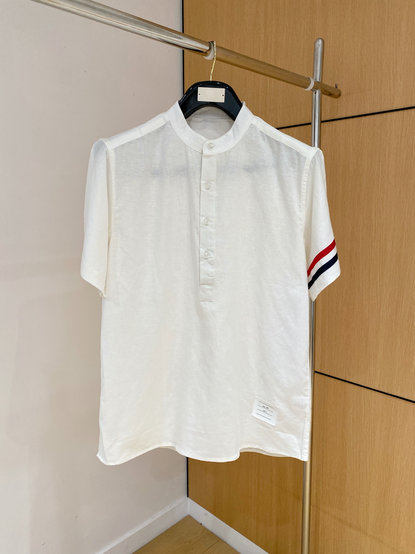 NO:784374,tb  Quality guaranteed!  ,Thom Browne-clothing,thom browne,shirts,T-shirt,19860909TB XJ中国风单袖织带麻布短袖衬衫 用利落线条纹显个性,简约中加入些许设计感.率性尖领设计,美化脖颈线条,经典时尚,自然舒适.码数1-4码.颜色白色、、深灰.品牌代工厂出品！品质保证！,汤姆布朗-服装,thom browne,shirts,T-shirt,,Women's clothing