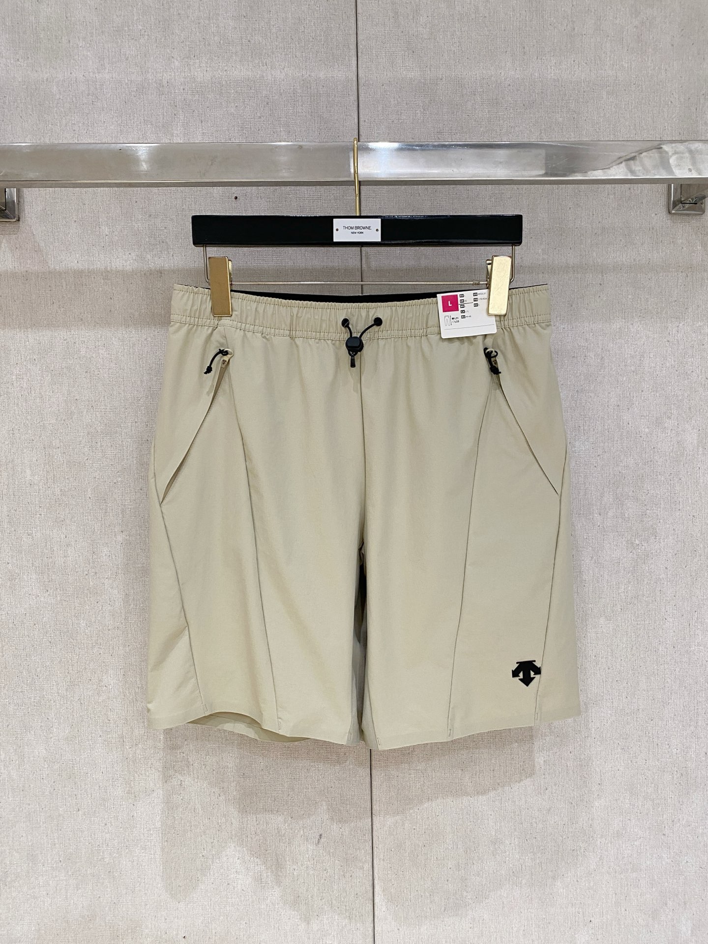 NO:841301,Descente's new 2025 summer men's casual shorts, advanced custom-made fabrics, breathable, elastic and extremely comfortable, with impeccable details, top-grade accessories, original logo design concept, delicate and soft feel!  The upper body fit is awesome!  Size M-3Xl,,shorts,19860909迪桑特 2025夏季新款男士休闲短裤,高级定制面料 透气弹力舒适度极高,细节无可挑剔,顶级辅料配备,原版logo设计理念,手感细腻柔软！上身版型超赞！尺码M-3Xl,,shorts,,Men's clothing