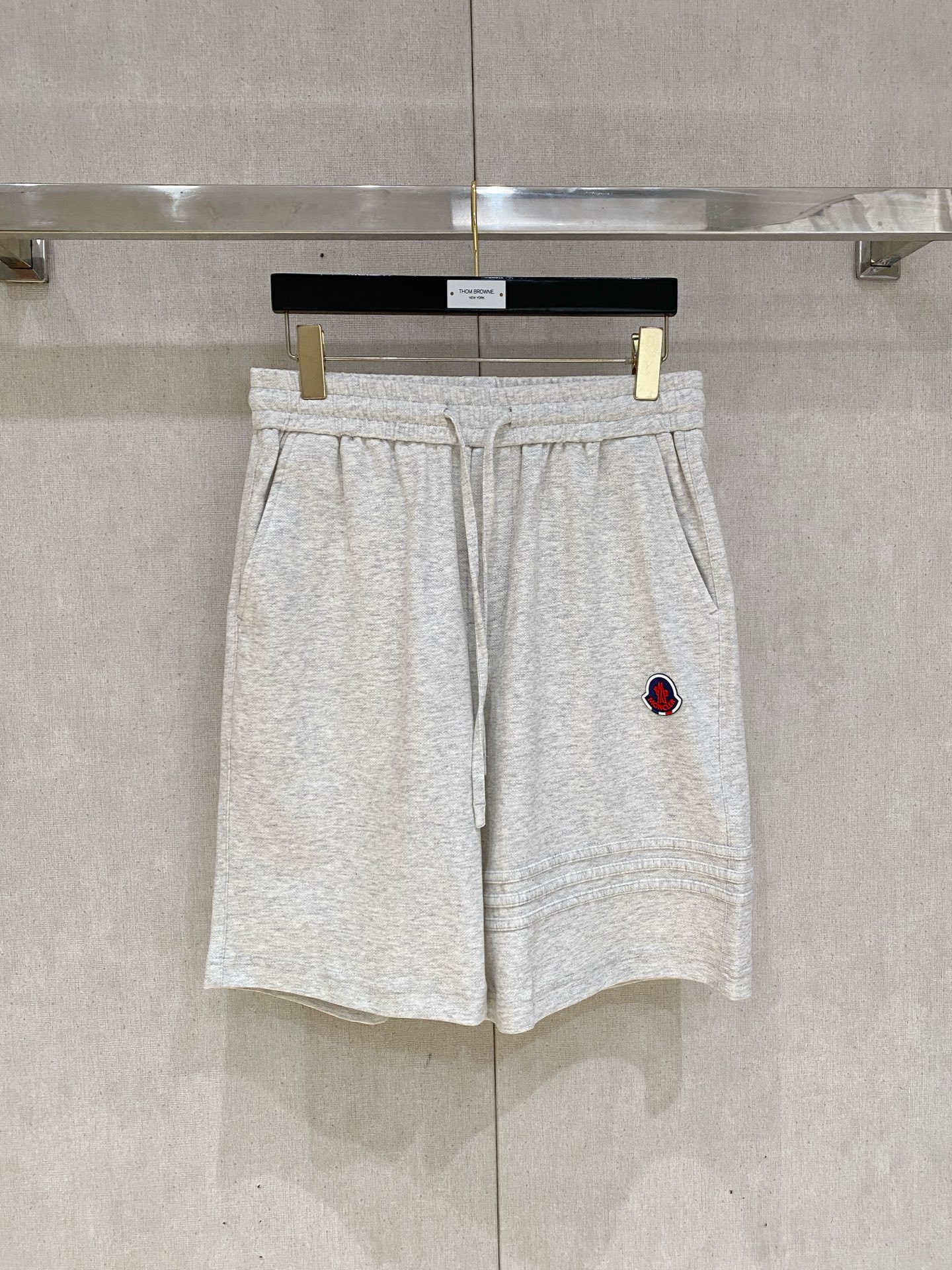 NO:841324,Mengkou 2025 new summer men's casual shorts, advanced custom fabrics, extremely breathable, elastic and comfortable, with impeccable details, top-grade accessories, original logo design concept, delicate and soft feel!  The upper body fit is awesome!  Size M-3Xl,,Moncler,shorts,19860909蒙口 2025夏季新款男士休闲短裤,高级定制面料 透气弹力舒适度极高,细节无可挑剔,顶级辅料配备,原版logo设计理念,手感细腻柔软！上身版型超赞！尺码M-3Xl,,Moncler,shorts,,Men's clothing