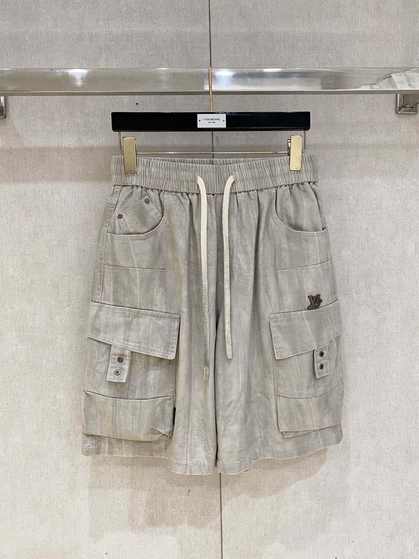 NO:841337,LV 2025 new summer men's casual shorts, advanced custom fabrics, extremely breathable, elastic and comfortable, with impeccable details, top-grade accessories, original logo design concept, delicate and soft feel!  The upper body fit is awesome!  Size M-3Xl,,louis vuitton,shorts,19860909LV 2025夏季新款男士休闲短裤,高级定制面料 透气弹力舒适度极高,细节无可挑剔,顶级辅料配备,原版logo设计理念,手感细腻柔软！上身版型超赞！尺码M-3Xl,,louis vuitton,shorts,,Men's clothing