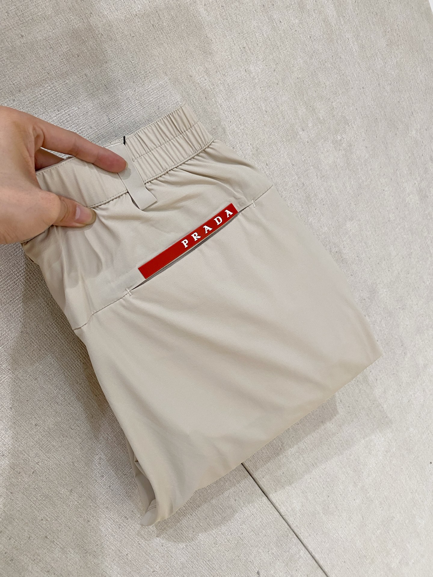 NO:841295,Prada's new spring and summer 26ss casual pants golden classic appears again, original order high-quality fashionable casual pants. Super versatile style. Exclusive custom-made fabric, very wide and stylish, close-fitting and comfortable. The latest hardware accessories from the original custom counter. Super beautiful shape, the upper body shows slender legs, the lining and routing are impeccable, you can attend any occasion, and once again emphasize that the fabric is very, very classy! Size M-3Xl,,prada,19860909普拉达 春夏新款 26ss休闲裤金典再次出现,原单订制高品质时尚休闲裤.超级百搭款.独家定制面料,挺阔有型,贴身舒适.原版定制专柜最新五金辅料.超靓版型、上身显腿修长,內里,走线都无可挑剔,任何场合都可出席,再次强调面料非常非常显档次！码数 M-3Xl,,prada,,Men's clothing