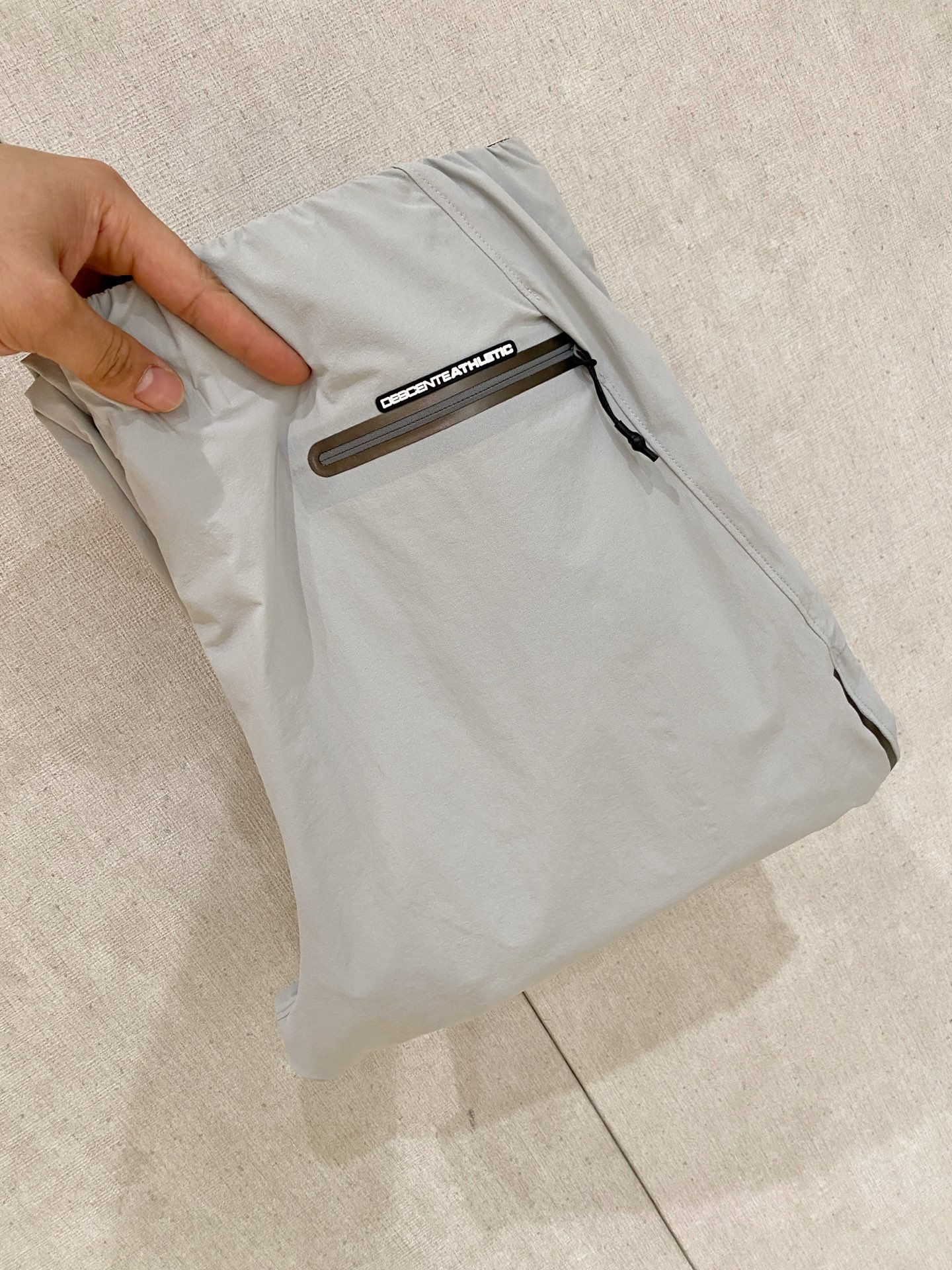 NO:841289,Descente's new spring and summer 26ss casual pants golden classic appears again, original order high-quality fashionable casual pants. Super versatile style. Exclusive customized fabric, very wide and stylish, close-fitting and comfortable. Original custom counter latest hardware accessories. Super beautiful version, the upper body shows slender legs, the lining and routing are impeccable, you can attend any occasion, and once again emphasize that the fabric is very, very classy! Code number M-3Xl,,19860909迪桑特 春夏新款 26ss休闲裤金典再次出现,原单订制高品质时尚休闲裤.超级百搭款.独家定制面料,挺阔有型,贴身舒适.原版定制专柜最新五金辅料.超靓版型、上身显腿修长,內里,走线都无可挑剔,任何场合都可出席,再次强调面料非常非常显档次！码数 M-3Xl,,,Men's clothing