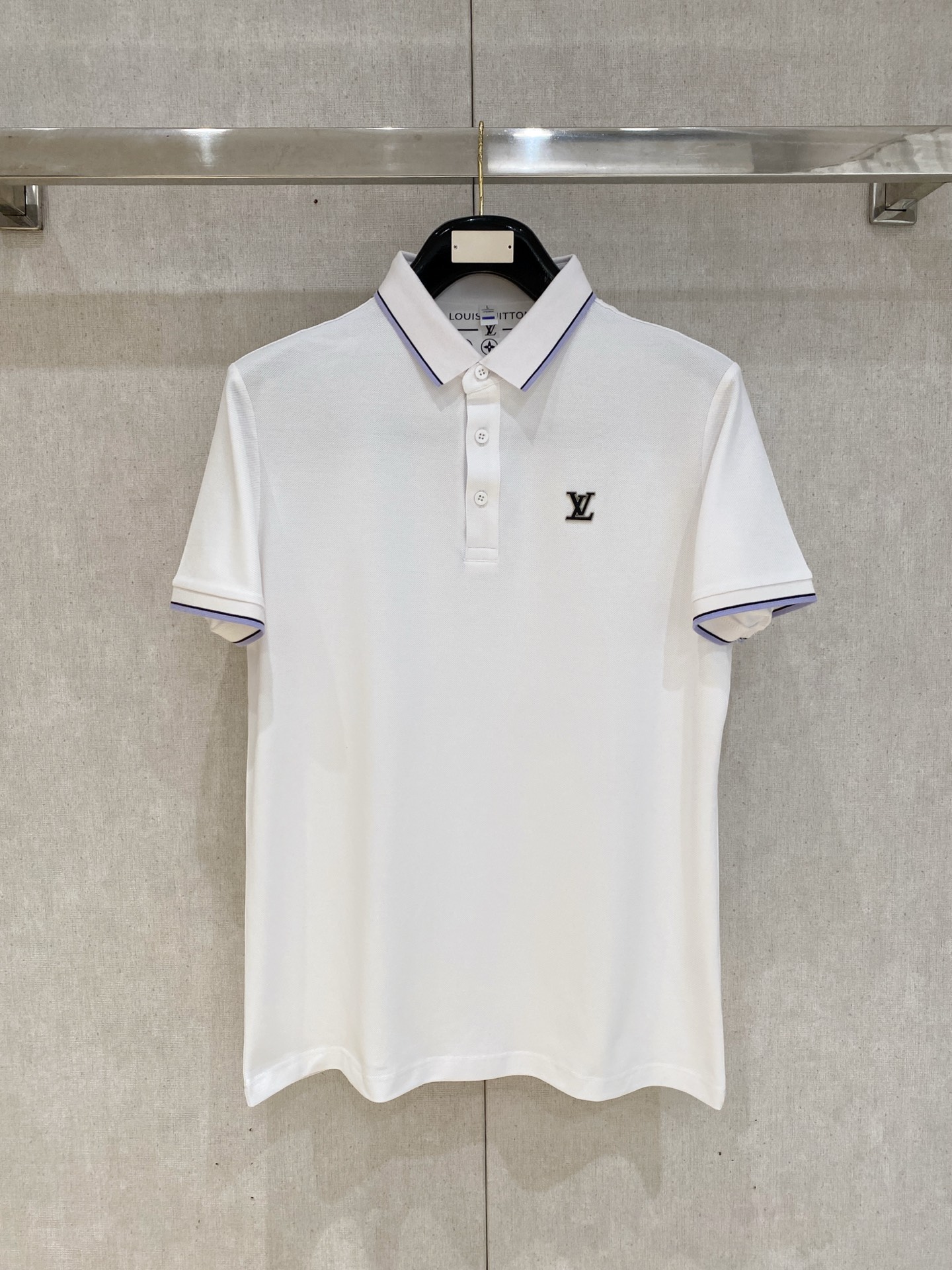 NO:841346,LV highly recommended!  Spring and summer new products are on sale at the counter. Fashionable high-end men's Polo - Logo on the chest, personalized and fashionable/Imported top high-density mercerized pearls, extremely skin-friendly and comfortable. It feels very delicate, has a good texture, is cool and breathable, and is a very good overall piece. It can be worn alone without any problem. Size M-4Xl, Louis Vuitton,19860909LV 重磅推荐！春夏新品 专柜在售 时尚高端男装Polo-胸前Logo个性时尚/进口顶极高密度丝光珠地,极为亲肤舒适 摸上去非常的细腻,质感很好,凉爽透气,整体非常不错的一款,内搭单穿都完全没问题 尺码M-4Xl,,louis vuitton,,Men's clothing