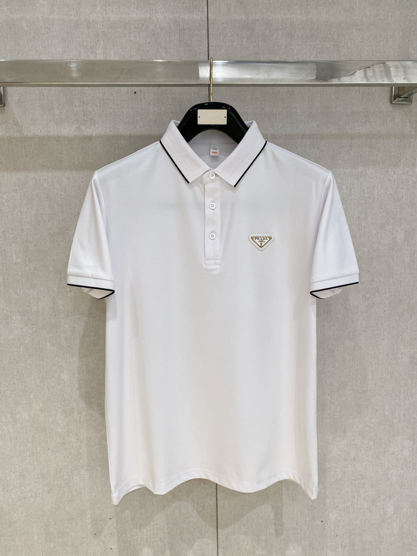 NO:841351,Prada highly recommended!  Spring and summer new products are on sale at the counter. Fashionable high-end men's Polo - Logo on the chest, personalized and fashionable/Imported top high-density mercerized pearls, extremely skin-friendly and comfortable. It feels very delicate, has a good texture, is cool and breathable, and is a very good overall piece. It can be worn alone without any problem. Size M-4Xl,, prada,19860909普拉达 重磅推荐！春夏新品 专柜在售 时尚高端男装Polo-胸前Logo个性时尚/进口顶极高密度丝光珠地,极为亲肤舒适 摸上去非常的细腻,质感很好,凉爽透气,整体非常不错的一款,内搭单穿都完全没问题 尺码M-4Xl,,prada,,Men's clothing