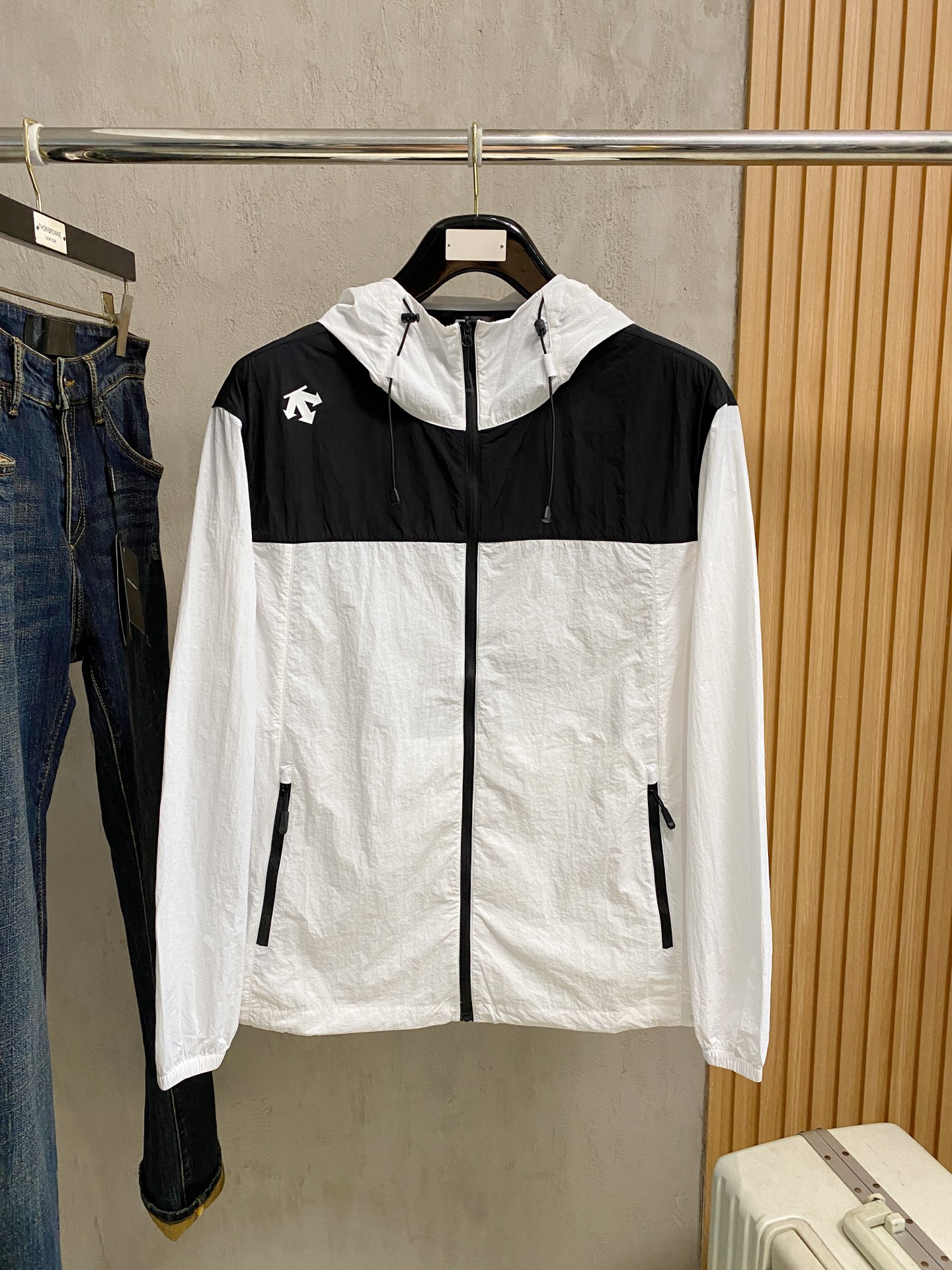 NO:837152,[New product] Descente channel boutique. 2026ss spring and summer new sportswear jacket, sun protection jacket!  The sun protection clothing is classic and adds a sense of fashion that keeps pace with the times. It is the best choice for handsome men and beautiful women. The new lightweight spun silk fiber nylon fabric is light and breathable. The quilting and dense weaving technology creates the unique thin strip structural details of the fabric, which is delicate and exquisite. It effectively prevents ultraviolet rays.  Radiant, with excellent breathability, comfortable and skin-friendly. The zipper placket and stand-up collar design add a sense of value. The logo print on the chest highlights the brand characteristics. The elastic cuffs and hem details are neat and detailed, adding a cutting-edge fashion sense. Bal*nci*ga  Tracksui's new high-end series of works creates the best sports and leisure system, the most convenient and comfortable feeling. Made of custom-supplied polyester fiber fabric, the perfect lightweight nylon model. Different from ordinary rough nylon materials, it feels smooth and delicate, light and comfortable. It has an aesthetic feeling both inside and outside.  The cutting process always maintains a perfect sports fashion and versatile shape. Pay more attention to the sporty design of versatile items! The logo design has a flawless craftsmanship, thick and full, soft and three-dimensional without being stiff, highlighting the low-key fashion and sports style. Size M-4Xl,,jackets  & coats,jackets & coats,19860909【新品】迪桑特 渠道精品.2026ss春夏新款运动服夹克防晒服外套！防晒衣经典之余增添了与时俱进的时尚感,型男靓女的最佳选择.新型轻量绢丝纤维尼龙面料,轻盈透气,绗缝密织技术造就面料的独有细条状结构细节,细腻精致.有效防止紫外线辐射,透气性绝佳,舒畅亲肤.拉链开合门襟,立领设计平添价值感取向.胸口标识印花彰显品牌特色.袖口,下摆弹力收口细节工整细致增添新锐前卫时尚感.Bal*nci*ga Tracksui全新高端系列作品,缔造最为出色的运动休闲体系,最为便捷舒适的感受.客供聚酯纤维面料打造,完美的轻质尼龙款.区别于一般的粗质尼龙质,手感质感顺滑细腻,轻盈舒适.内外兼具的美感分割裁剪工艺,时刻保持完美的运动时尚百搭造型.更加的注重运动化设计百搭单品!标识徽标设计拥有完美无瑕的工艺机制,厚实饱满,柔软立体不生硬,彰显低调的时尚运动风格.码数M-4Xl,,jackets & coats,jackets & coats,,Men's clothing