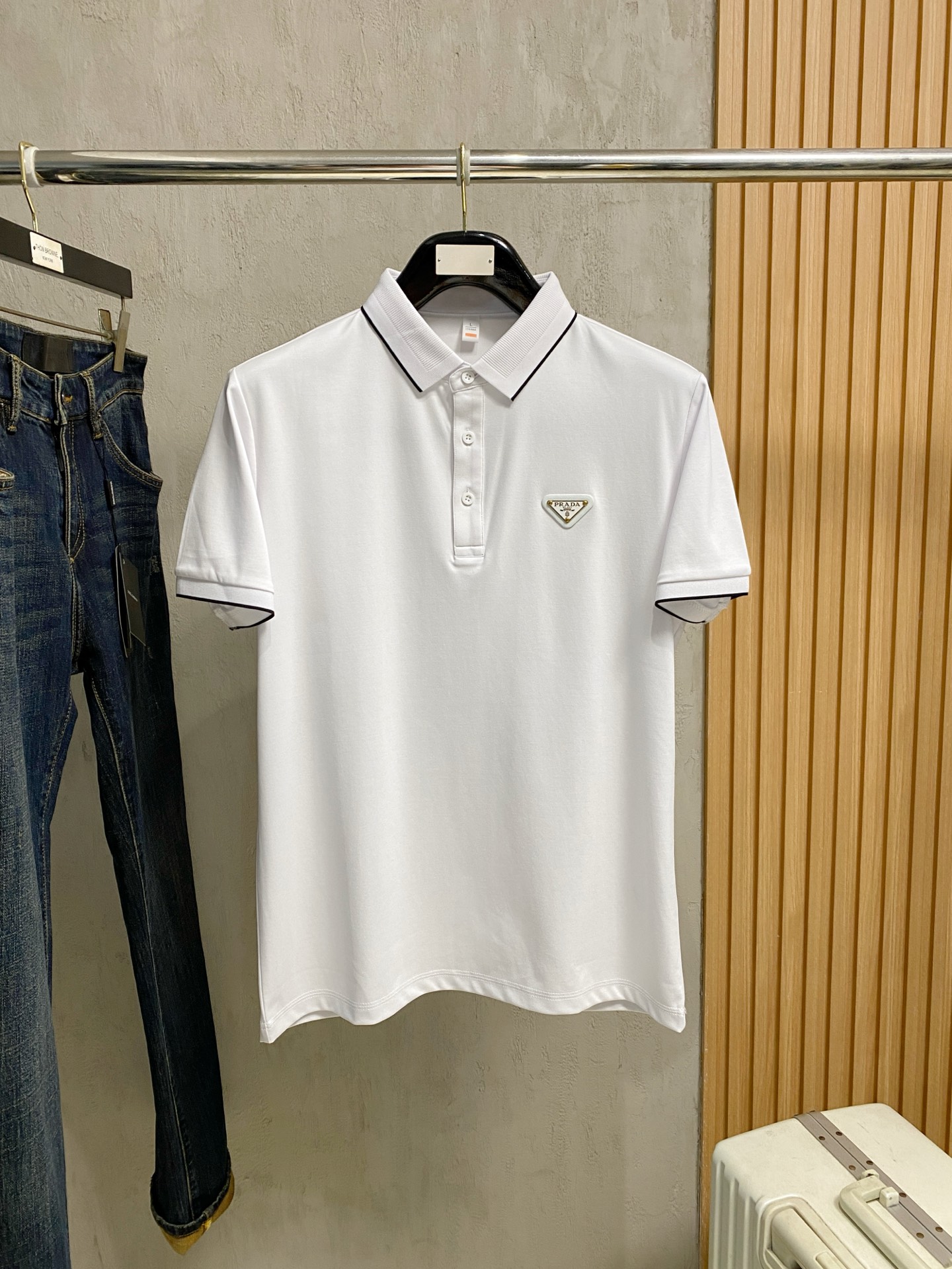NO:837126,Prada highly recommended!  Spring and summer new products are on sale at the counter. Fashionable high-end men's Polo - Logo on the chest, personalized and fashionable/Imported top high-density mercerized pearls, extremely skin-friendly and comfortable. It feels very delicate, has a good texture, is cool and breathable, and is a very good overall piece. It can be worn alone without any problem. Size M-4Xl,, prada,19860909普拉达 重磅推荐！春夏新品 专柜在售 时尚高端男装Polo-胸前Logo个性时尚/进口顶极高密度丝光珠地,极为亲肤舒适 摸上去非常的细腻,质感很好,凉爽透气,整体非常不错的一款,内搭单穿都完全没问题 尺码M-4Xl,,prada,,Men's clothing