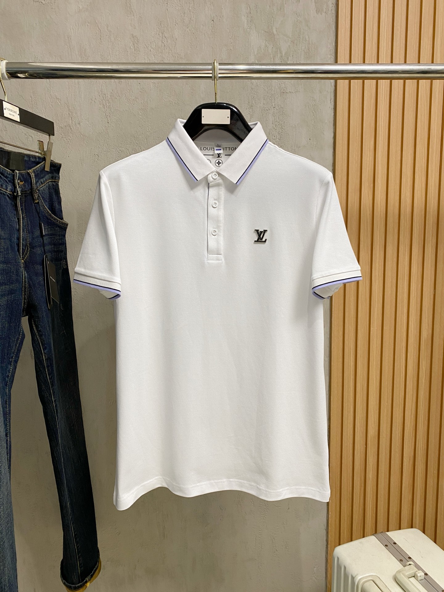 NO:837131,LV highly recommended!  Spring and summer new products are on sale at the counter. Fashionable high-end men's Polo - Logo on the chest, personalized and fashionable/Imported top high-density mercerized pearls, extremely skin-friendly and comfortable. It feels very delicate, has a good texture, is cool and breathable, and is a very good overall piece. It can be worn alone without any problem. Size M-4Xl, Louis Vuitton,19860909LV 重磅推荐！春夏新品 专柜在售 时尚高端男装Polo-胸前Logo个性时尚/进口顶极高密度丝光珠地,极为亲肤舒适 摸上去非常的细腻,质感很好,凉爽透气,整体非常不错的一款,内搭单穿都完全没问题 尺码M-4Xl,,louis vuitton,,Men's clothing