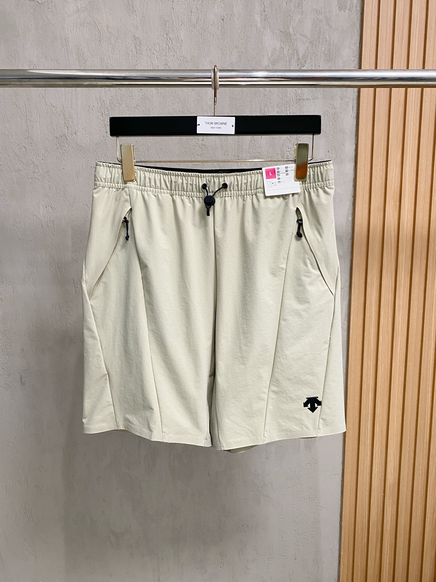 NO:837121,Descente's new 2025 summer men's casual shorts, advanced custom-made fabrics, breathable, elastic and extremely comfortable, with impeccable details, top-grade accessories, original logo design concept, delicate and soft feel!  The upper body fit is awesome!  Size M-3Xl,,shorts,19860909迪桑特 2025夏季新款男士休闲短裤,高级定制面料 透气弹力舒适度极高,细节无可挑剔,顶级辅料配备,原版logo设计理念,手感细腻柔软！上身版型超赞！尺码M-3Xl,,shorts,,Men's clothing