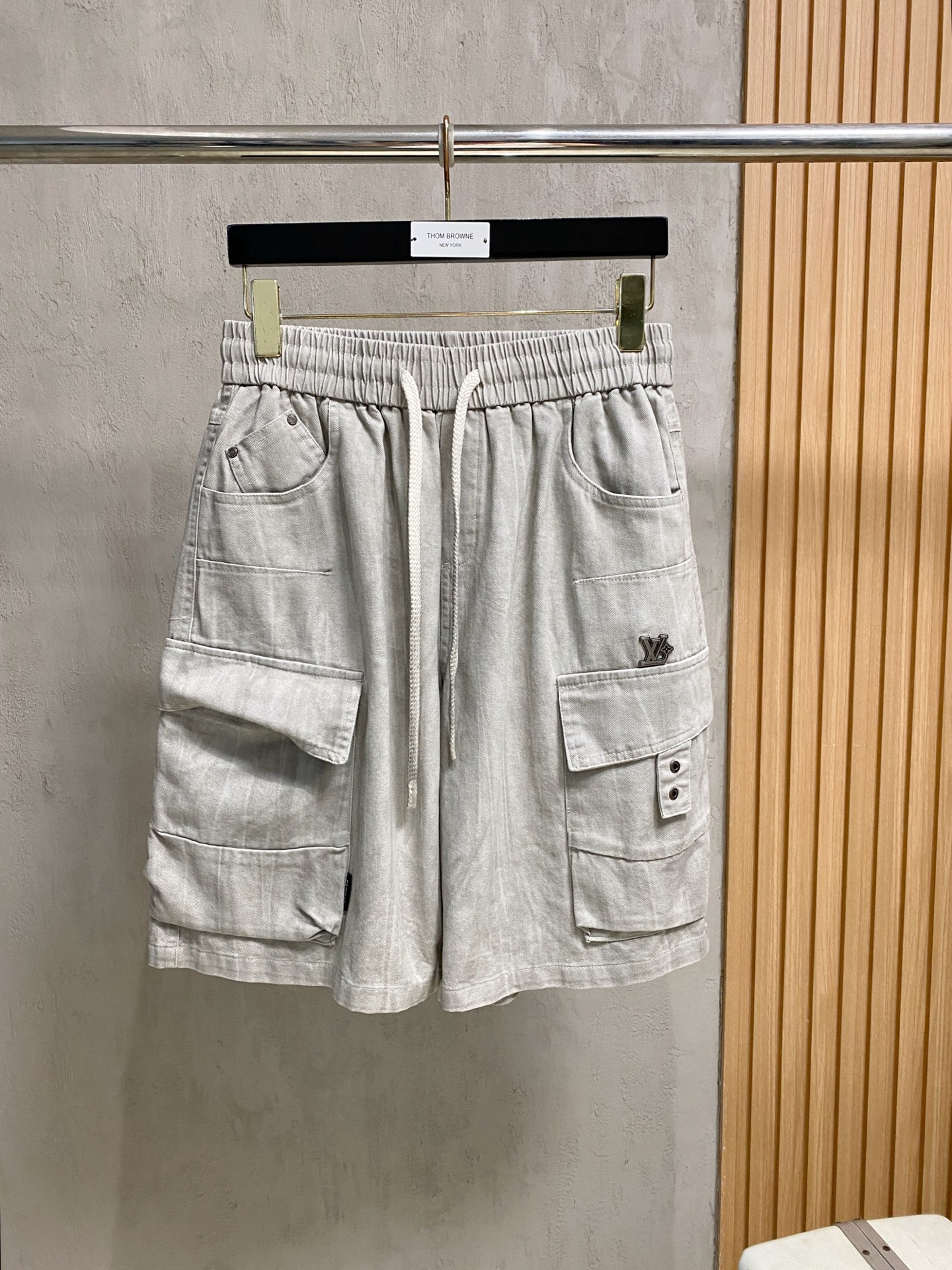 NO:837116,LV 2025 new summer men's casual shorts, advanced custom fabrics, extremely breathable, elastic and comfortable, with impeccable details, top-grade accessories, original logo design concept, delicate and soft feel!  The upper body fit is awesome!  Size M-3Xl,,louis vuitton,shorts,19860909LV 2025夏季新款男士休闲短裤,高级定制面料 透气弹力舒适度极高,细节无可挑剔,顶级辅料配备,原版logo设计理念,手感细腻柔软！上身版型超赞！尺码M-3Xl,,louis vuitton,shorts,,Men's clothing