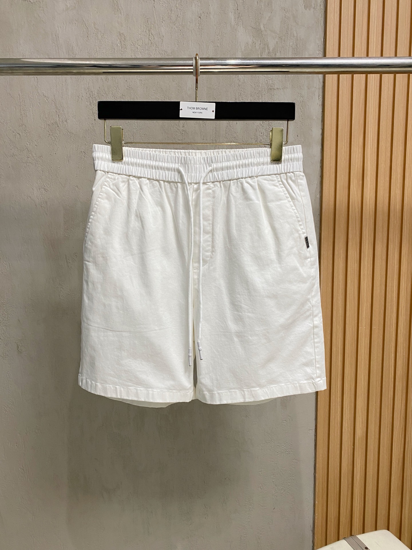 NO:872112,Prada 2025 new summer men's casual shorts, advanced custom-made fabrics, breathable, elastic and extremely comfortable, with impeccable details, top-grade accessories, original logo design concept, delicate and soft feel!  The upper body fit is awesome!  Size M-3Xl,,prada,shorts,19860909普拉达 2025夏季新款男士休闲短裤,高级定制面料 透气弹力舒适度极高,细节无可挑剔,顶级辅料配备,原版logo设计理念,手感细腻柔软！上身版型超赞！尺码M-3Xl,,prada,shorts,,Men's clothing