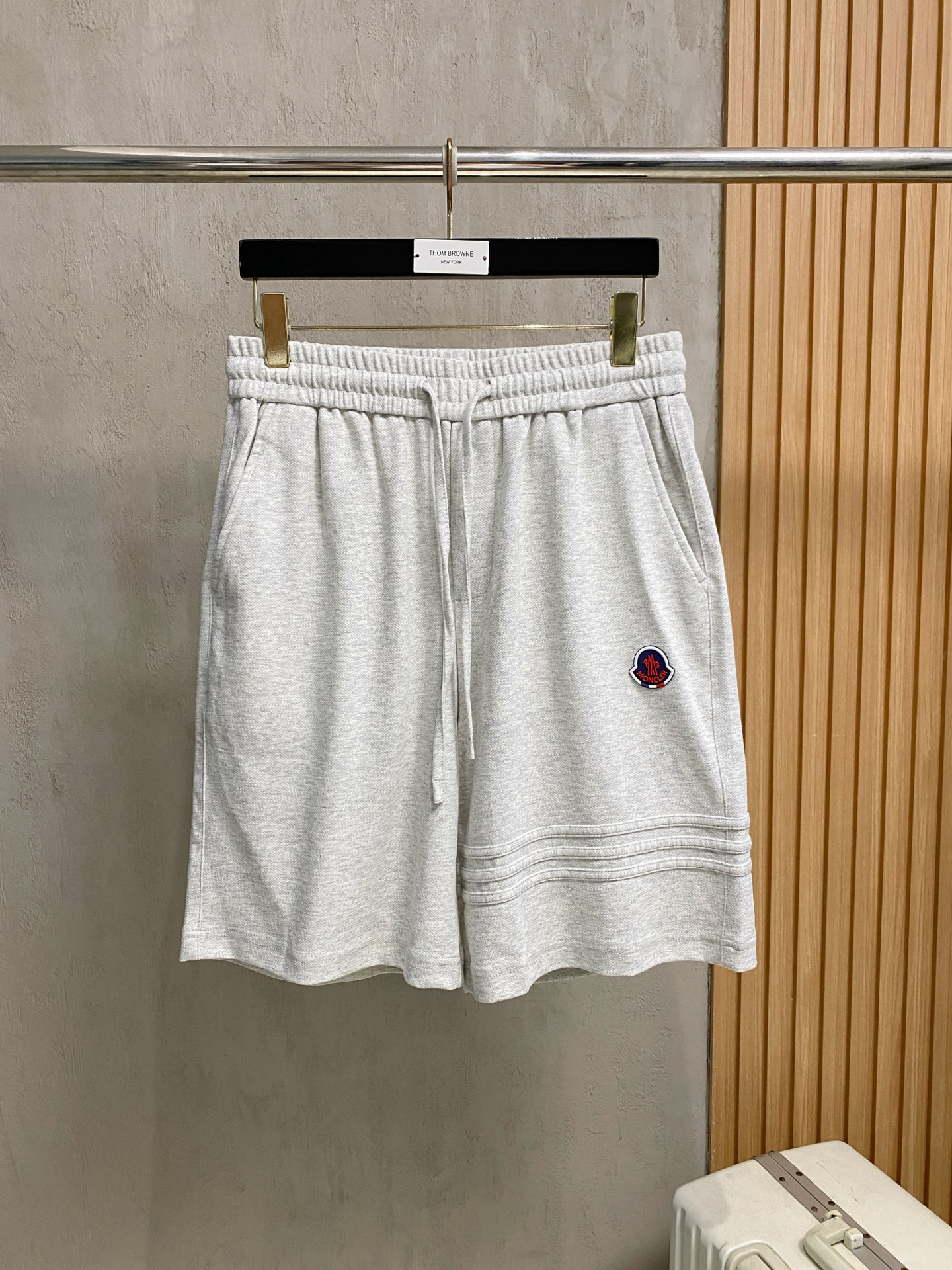 NO:837111,Mengkou 2025 new summer men's casual shorts, advanced custom fabrics, extremely breathable, elastic and comfortable, with impeccable details, top-grade accessories, original logo design concept, delicate and soft feel!  The upper body fit is awesome!  Size M-3Xl,,Moncler,shorts,19860909蒙口 2025夏季新款男士休闲短裤,高级定制面料 透气弹力舒适度极高,细节无可挑剔,顶级辅料配备,原版logo设计理念,手感细腻柔软！上身版型超赞！尺码M-3Xl,,Moncler,shorts,,Men's clothing