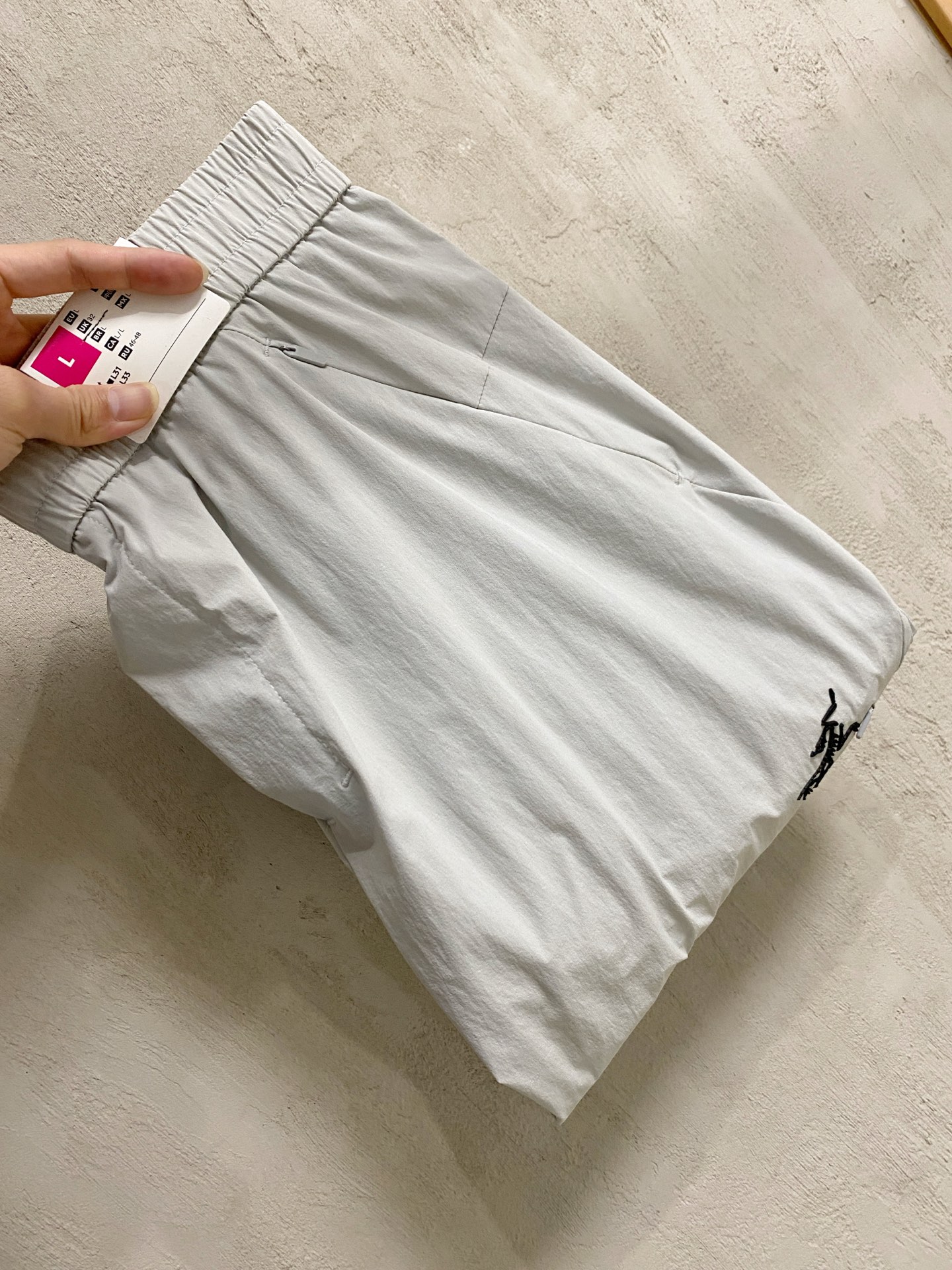 NO:837106,Arc'teryx spring and summer new model 26ss casual pants golden classic appears again, original order high-quality fashionable casual pants. Super versatile style. Exclusive customized fabric, very wide and stylish, close-fitting and comfortable. Original custom counter latest hardware accessories. Super beautiful version, upper body shows slender legs, lining and routing are impeccable, you can attend any occasion, once again emphasize that the fabric is very, very classy! Size M-3Xl,arc'teryx,19860909始祖鸟 春夏新款 26ss休闲裤金典再次出现,原单订制高品质时尚休闲裤.超级百搭款.独家定制面料,挺阔有型,贴身舒适.原版定制专柜最新五金辅料.超靓版型、上身显腿修长,內里,走线都无可挑剔,任何场合都可出席,再次强调面料非常非常显档次！码数 M-3Xl,arc'teryx,,Men's clothing