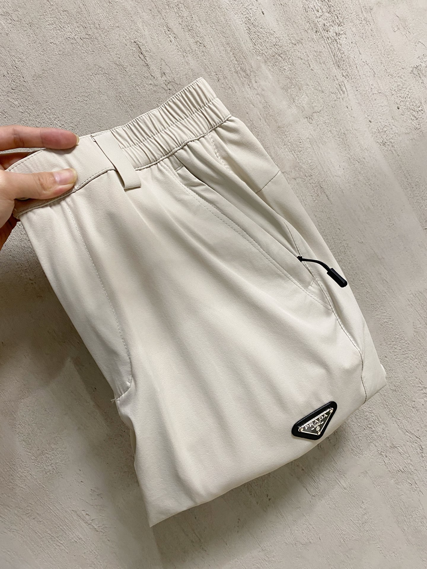 NO:872103,Prada's new spring and summer 26ss casual pants golden classic appears again, original order high-quality fashionable casual pants. Super versatile style. Exclusive custom-made fabric, very wide and stylish, close-fitting and comfortable. The latest hardware accessories from the original custom counter. Super beautiful shape, the upper body shows slender legs, the lining and routing are impeccable, you can attend any occasion, and once again emphasize that the fabric is very, very classy! Size M-3Xl,,prada,19860909普拉达 春夏新款 26ss休闲裤金典再次出现,原单订制高品质时尚休闲裤.超级百搭款.独家定制面料,挺阔有型,贴身舒适.原版定制专柜最新五金辅料.超靓版型、上身显腿修长,內里,走线都无可挑剔,任何场合都可出席,再次强调面料非常非常显档次！码数 M-3Xl,,prada,,Men's clothing