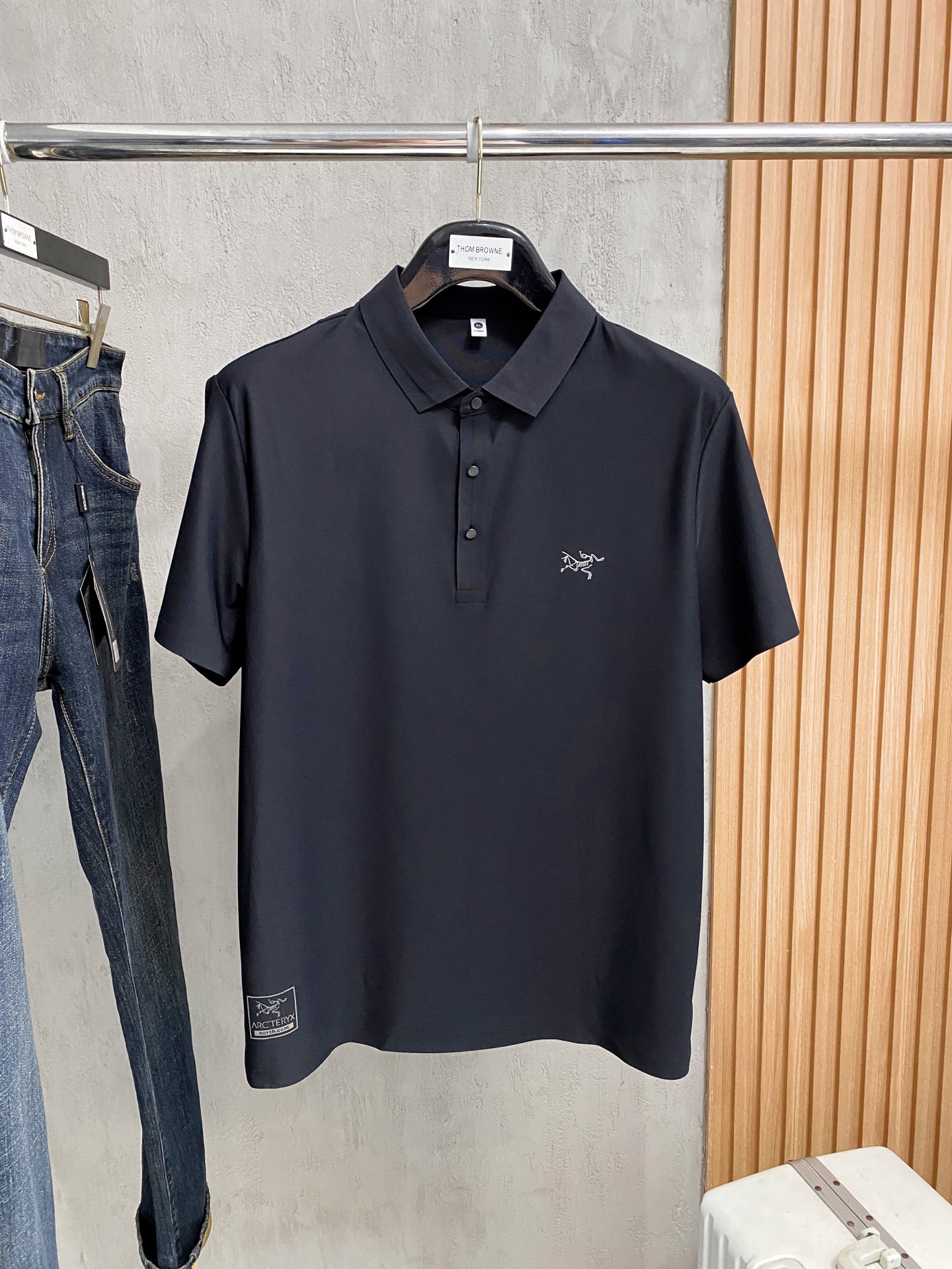 NO:904412,New product launch Arc'teryx 2026ss summer new letter logo men's lapel Polo shirt!  Classic business men's style, the ceiling-level business men's style of high-end men's clothing!  Simple and fashionable yet elegant, it looks great when worn alone, and quality control/details control can be taken away with your eyes closed. It is low-key, luxurious and connotative!  The custom-woven mesh pique cotton fabric supplied by the customer is carefully made. The mesh texture is evenly arranged on the surface of the fabric. It has excellent breathability and heat dissipation and perspiration. The upper body comfort is completely better than ordinary single-sided jersey tissue!  The classic brand LOGO on the chest is made with top-notch craftsmanship. The LOGO is three-dimensional, clear and full, and has extraordinary texture. Whether it is worn as an inner layer or worn alone, it is a classic product!  The exquisite tailoring process, every detail is handled very standard and delicately, which cannot be compared with other low-end products on the market. It is a must-have basic and versatile Polo shirt for men!  Various colors, sizes M-4xl, arc'teryx,19860909新品上市 始祖鸟 2026ss夏季新款字母logo男士翻领Polo衫！经典商务男款,高端男装的天花板级别的商务男款！简约时尚大气不失优雅,单穿内搭体面过人,品质控/细节控的闭眼带走,低调又奢华有内涵！ 客供定织网眼珠地棉布精心制成,面料表面排列均匀整齐的网眼纹理,透气性和散热排汗性极佳,上身舒适程度完全优于普通单面汗布组织！胸前经典的品牌LOGO标识,采用顶级工艺打造,LOGO立体清晰饱满,质感非凡的特质,无论是内搭还是单穿都是一款经典领域的产品！精妙绝伦的裁剪工艺,每一个细节处理的非常标准细腻,非市面一般LOW货可以媲美的,男士必入基础百搭款Polo衫推荐！ 颜色多颜色 尺码M-4xl,arc'teryx,,Men's clothing