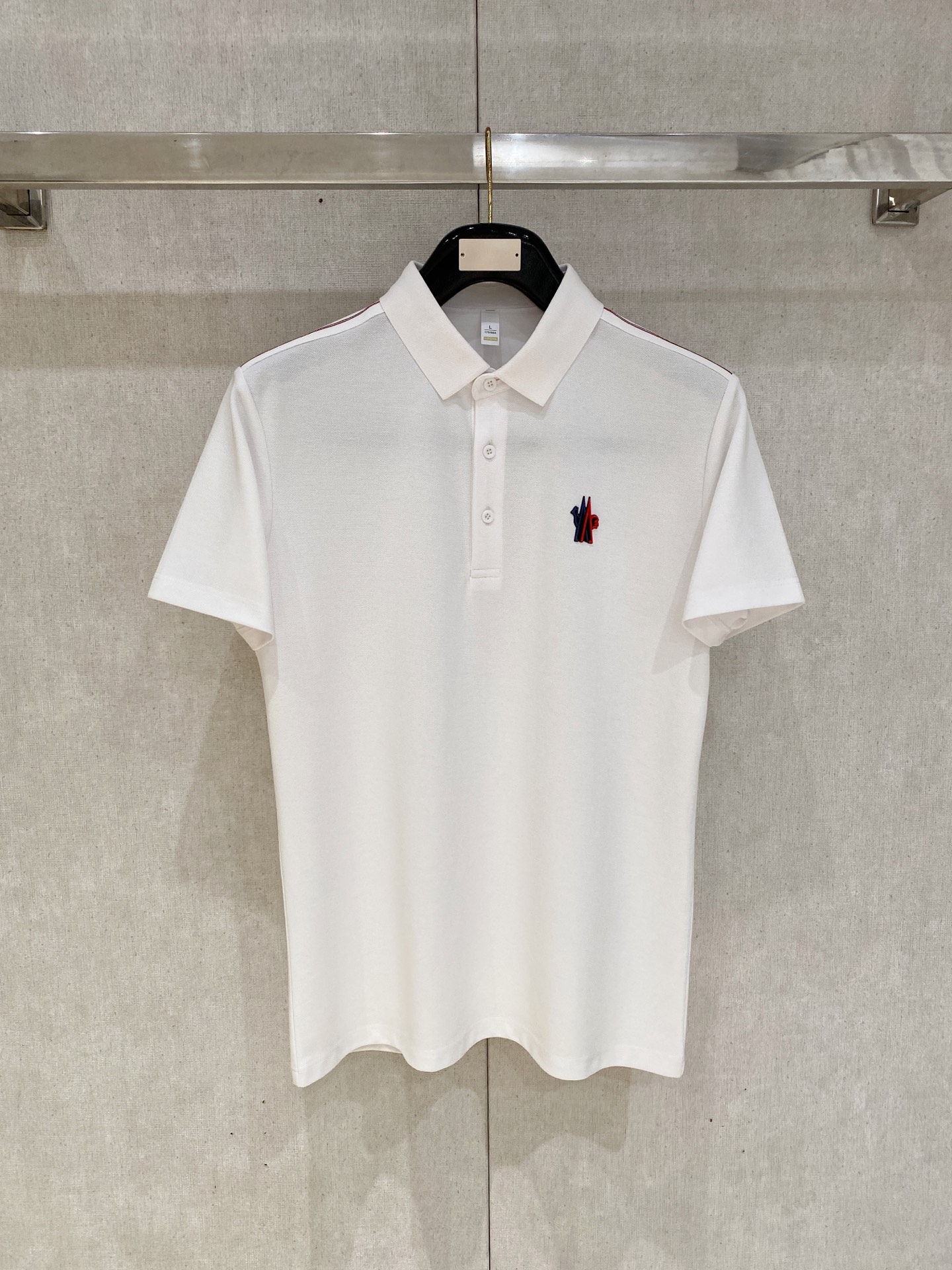 NO:849701,Meng Mouth Highly Recommended!  Spring and summer new products are on sale at the counter. Fashionable and high-end men's Polo - Logo on the chest, personalized and fashionable/Imported top high-density mercerized pearls, extremely skin-friendly and comfortable. It feels very delicate, has a good texture, is cool and breathable, and is a very good overall piece. It can be worn alone without any problem. Size M-4Xl, Moncler,19860909蒙口 重磅推荐！春夏新品 专柜在售 时尚高端男装Polo-胸前Logo个性时尚/进口顶极高密度丝光珠地,极为亲肤舒适 摸上去非常的细腻,质感很好,凉爽透气,整体非常不错的一款,内搭单穿都完全没问题 尺码M-4Xl,,Moncler,,Men's clothing