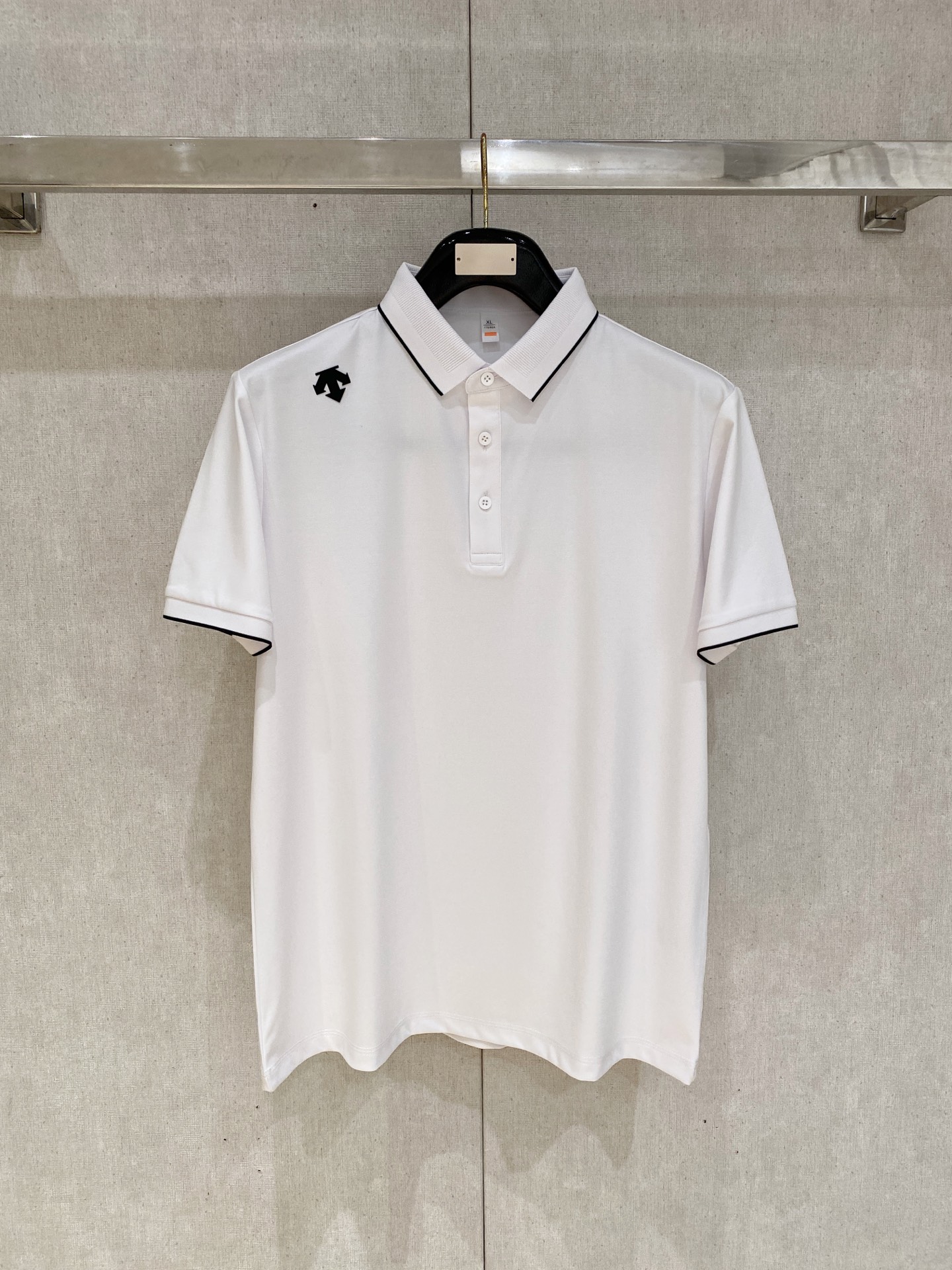 NO:849704,Descente highly recommended!  Spring and summer new products are on sale at the counter. Fashionable high-end men's Polo - Logo on the chest, personalized and fashionable/Imported high-density mercerized pearls, extremely skin-friendly and comfortable. It feels very delicate, has a good texture, is cool and breathable, and is a very good overall piece. It can be worn alone as an inner layer. Size M-4Xl,,19860909迪桑特 重磅推荐！春夏新品 专柜在售 时尚高端男装Polo-胸前Logo个性时尚/进口顶极高密度丝光珠地,极为亲肤舒适 摸上去非常的细腻,质感很好,凉爽透气,整体非常不错的一款,内搭单穿都完全没问题 尺码M-4Xl,,,Men's clothing