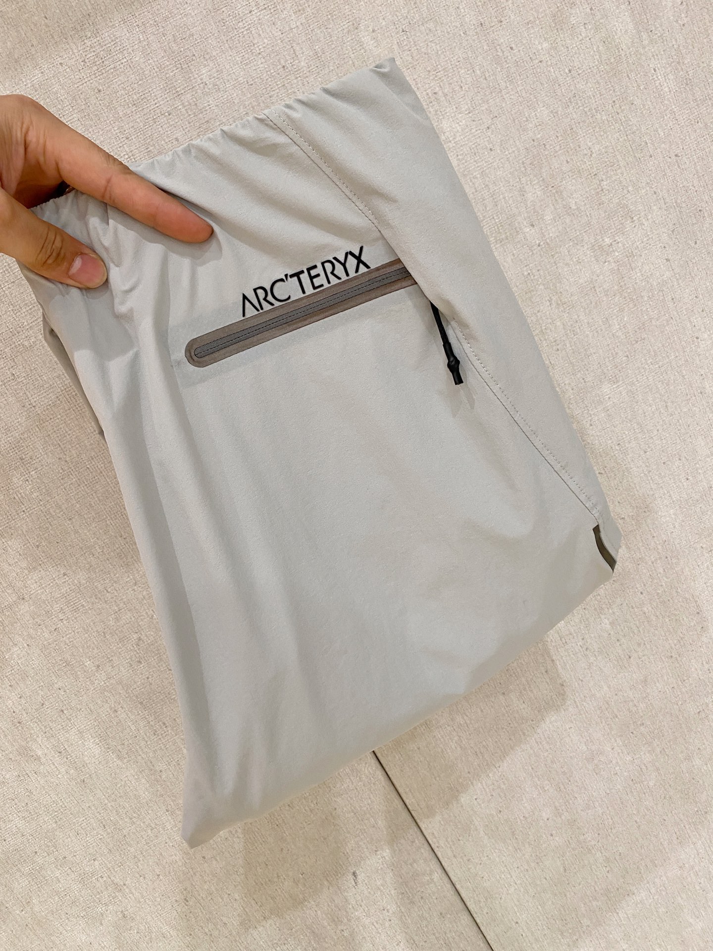 NO:849710,Arc'teryx spring and summer new model 26ss casual pants golden classic appears again, original order high-quality fashionable casual pants. Super versatile style. Exclusive customized fabric, very wide and stylish, close-fitting and comfortable. Original custom counter latest hardware accessories. Super beautiful version, upper body shows slender legs, lining and routing are impeccable, can be attended on any occasion, once again emphasize that the fabric is very, very classy! Size M-3Xl,arc'teryx,19860909始祖鸟 春夏新款 26ss休闲裤金典再次出现,原单订制高品质时尚休闲裤.超级百搭款.独家定制面料,挺阔有型,贴身舒适.原版定制专柜最新五金辅料.超靓版型、上身显腿修长,內里,走线都无可挑剔,任何场合都可出席,再次强调面料非常非常显档次！码数 M-3Xl,arc'teryx,,Men's clothing