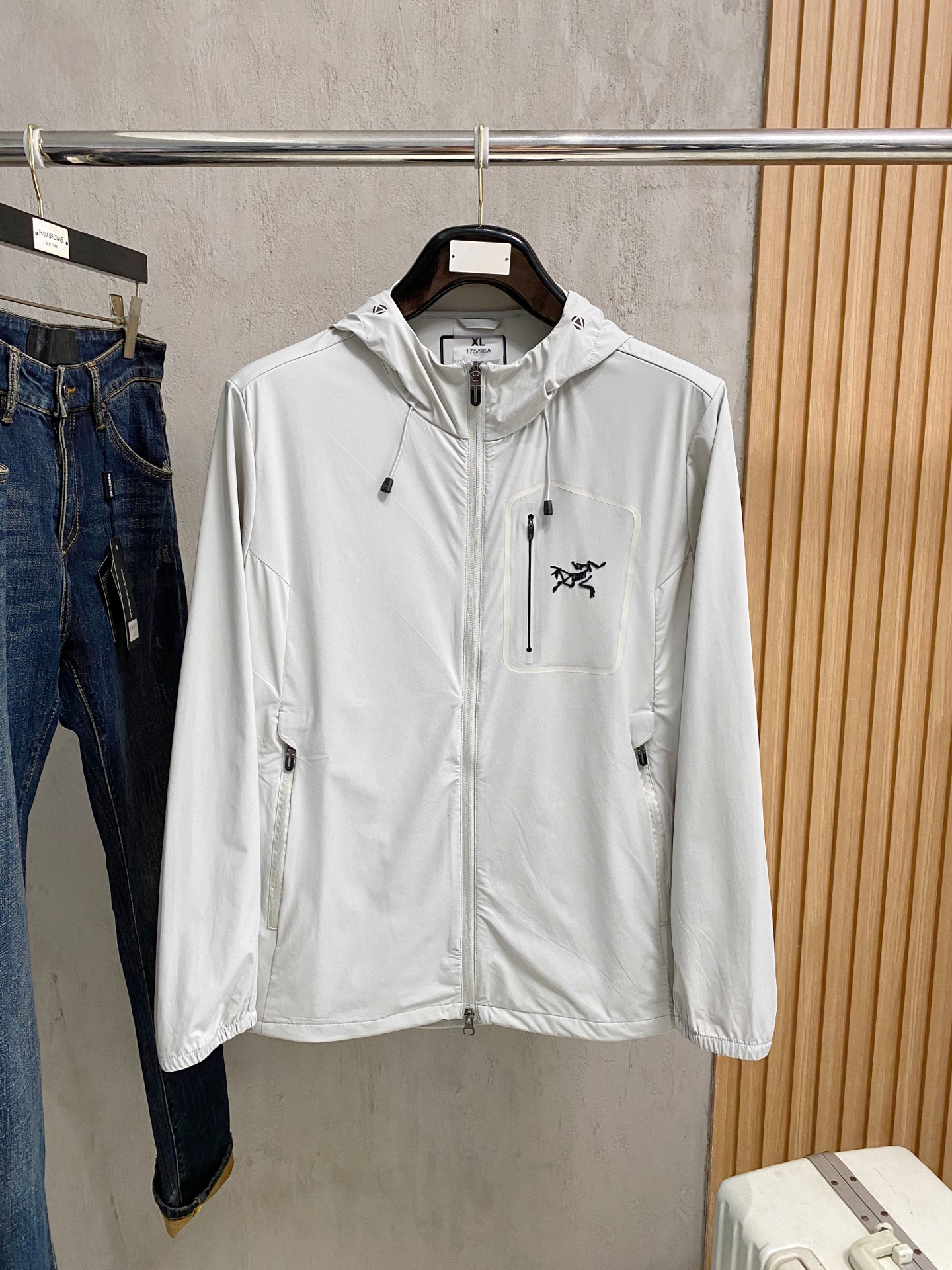 NO:846662,[New Product] Arc'teryx channel boutique. 2026ss spring and summer new sportswear jacket, sun protection jacket!  The sun protection clothing is classic and adds a sense of fashion that keeps pace with the times. It is the best choice for handsome men and beautiful women. The new lightweight spun silk fiber nylon fabric is light and breathable. The quilting and dense weaving technology creates the unique thin strip structural details of the fabric, which is delicate and exquisite. It effectively prevents ultraviolet rays.  Radiant, with excellent breathability, comfortable and skin-friendly. The zipper placket and stand-up collar design add a sense of value. The logo print on the chest highlights the brand characteristics. The elastic cuffs and hem details are neat and detailed, adding a cutting-edge fashion sense. Bal*nci*ga  Tracksui's new high-end series of works creates the most outstanding sports and leisure system, the most convenient and comfortable feeling. Made of custom-supplied polyester fiber fabric, perfect lightweight nylon. Different from ordinary rough nylon, it feels smooth and delicate, light and comfortable. The aesthetic split cutting process combines both inside and outside.  , always maintain a perfect sports fashion and versatile style. Pay more attention to sporty design and versatile items! The logo design has a flawless craftsmanship, thick and full, soft and three-dimensional but not stiff, highlighting the low-key fashion and sports style. Size M-4Xl, arc'teryx, jackets  & coats,jackets & coats,19860909【新品】始祖鸟 渠道精品.2026ss春夏新款运动服夹克防晒服外套！防晒衣经典之余增添了与时俱进的时尚感,型男靓女的最佳选择.新型轻量绢丝纤维尼龙面料,轻盈透气,绗缝密织技术造就面料的独有细条状结构细节,细腻精致.有效防止紫外线辐射,透气性绝佳,舒畅亲肤.拉链开合门襟,立领设计平添价值感取向.胸口标识印花彰显品牌特色.袖口,下摆弹力收口细节工整细致增添新锐前卫时尚感.Bal*nci*ga Tracksui全新高端系列作品,缔造最为出色的运动休闲体系,最为便捷舒适的感受.客供聚酯纤维面料打造,完美的轻质尼龙款.区别于一般的粗质尼龙质,手感质感顺滑细腻,轻盈舒适.内外兼具的美感分割裁剪工艺,时刻保持完美的运动时尚百搭造型.更加的注重运动化设计百搭单品!标识徽标设计拥有完美无瑕的工艺机制,厚实饱满,柔软立体不生硬,彰显低调的时尚运动风格.码数M-4Xl,arc'teryx,jackets & coats,jackets & coats,,Men's clothing