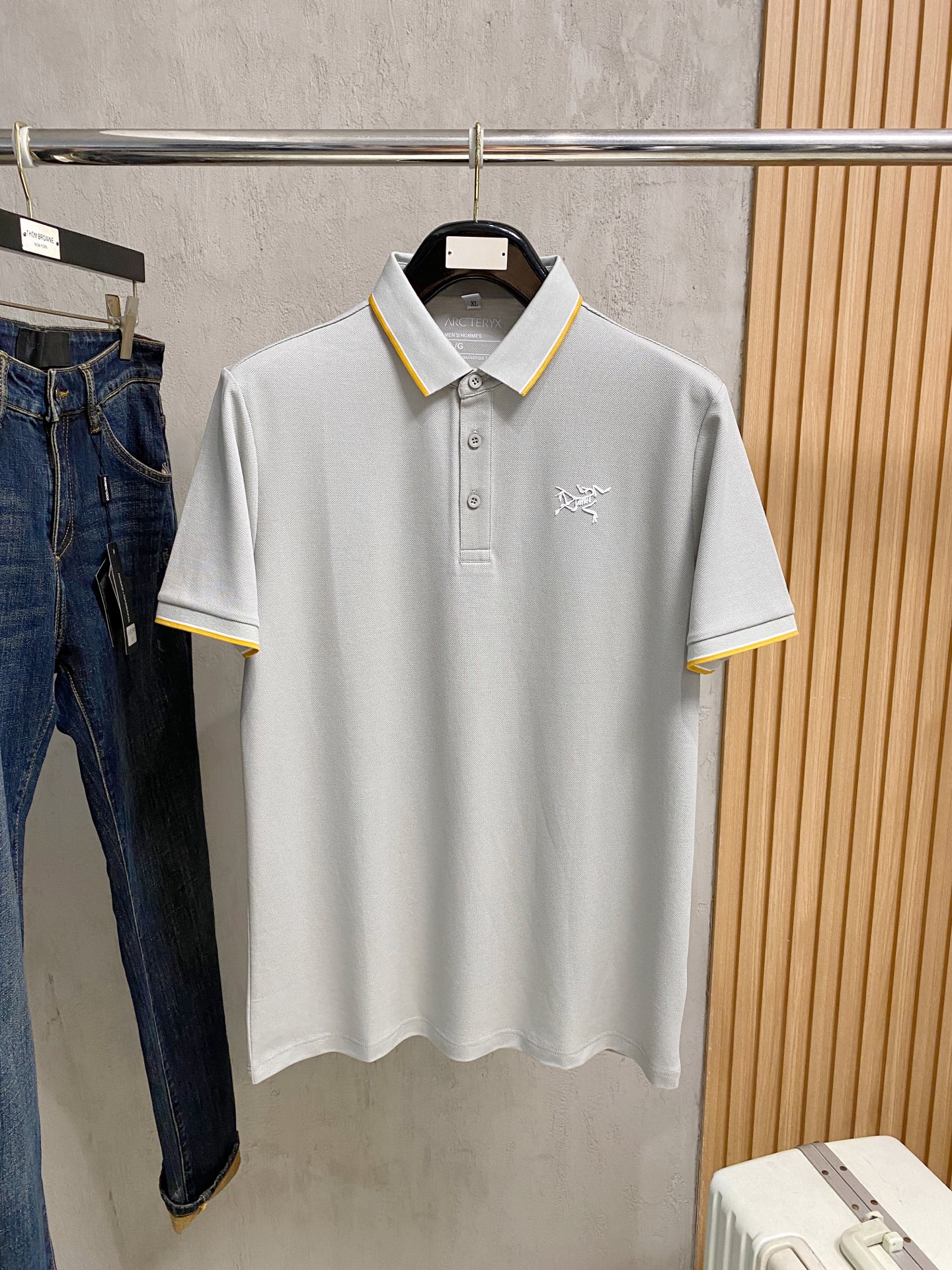 NO:846643,Archaeopteryx highly recommended!  Spring and summer new products are on sale at the counter. Fashionable high-end men's Polo - Logo on the chest, personalized and fashionable/Imported high-density mercerized pearls, extremely skin-friendly and comfortable. It feels very delicate, has a good texture, is cool and breathable, and is a very good overall product. It can be worn alone without any problem. Size M-4Xl, arc'teryx,19860909始祖鸟 重磅推荐！春夏新品 专柜在售 时尚高端男装Polo-胸前Logo个性时尚/进口顶极高密度丝光珠地,极为亲肤舒适 摸上去非常的细腻,质感很好,凉爽透气,整体非常不错的一款,内搭单穿都完全没问题 尺码M-4Xl,arc'teryx,,Men's clothing