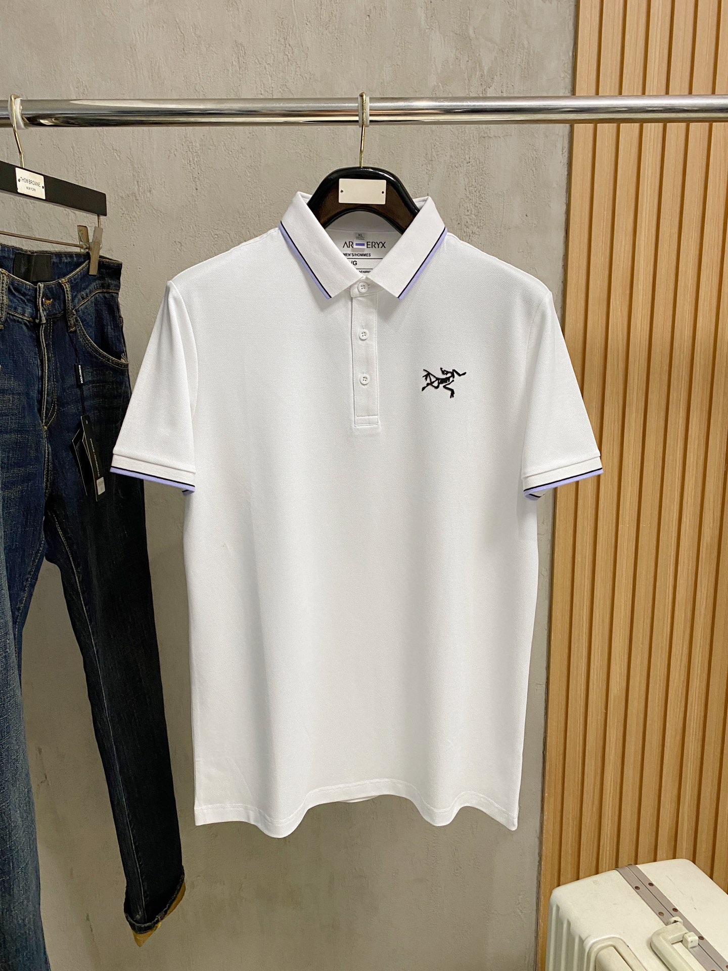NO:846646,Archaeopteryx highly recommended!  Spring and summer new products are on sale at the counter. Fashionable high-end men's Polo - Logo on the chest, personalized and fashionable/Imported high-density mercerized pearls, extremely skin-friendly and comfortable. It feels very delicate, has a good texture, is cool and breathable, and is a very good overall product. It can be worn alone without any problem. Size M-4Xl, arc'teryx,19860909始祖鸟重磅推荐！春夏新品 专柜在售 时尚高端男装Polo-胸前Logo个性时尚/进口顶极高密度丝光珠地,极为亲肤舒适 摸上去非常的细腻,质感很好,凉爽透气,整体非常不错的一款,内搭单穿都完全没问题 尺码M-4Xl,arc'teryx,,Men's clothing