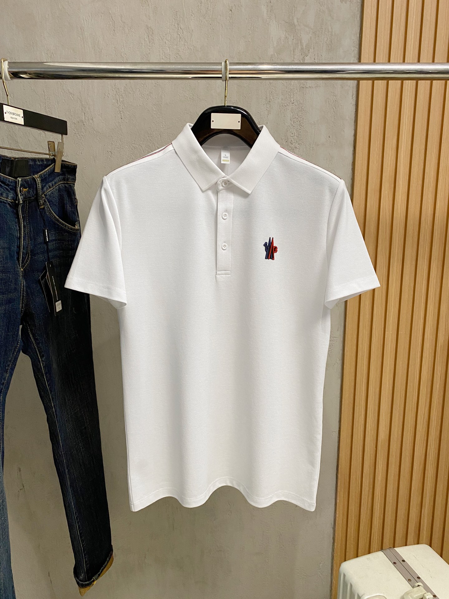 NO:846649,Meng Mouth Highly Recommended!  Spring and summer new products are on sale at the counter. Fashionable and high-end men's Polo - Logo on the chest, personalized and fashionable/Imported top high-density mercerized pearls, extremely skin-friendly and comfortable. It feels very delicate, has a good texture, is cool and breathable, and is a very good overall piece. It can be worn alone without any problem. Size M-4Xl, Moncler,19860909蒙口 重磅推荐！春夏新品 专柜在售 时尚高端男装Polo-胸前Logo个性时尚/进口顶极高密度丝光珠地,极为亲肤舒适 摸上去非常的细腻,质感很好,凉爽透气,整体非常不错的一款,内搭单穿都完全没问题 尺码M-4Xl,,Moncler,,Men's clothing