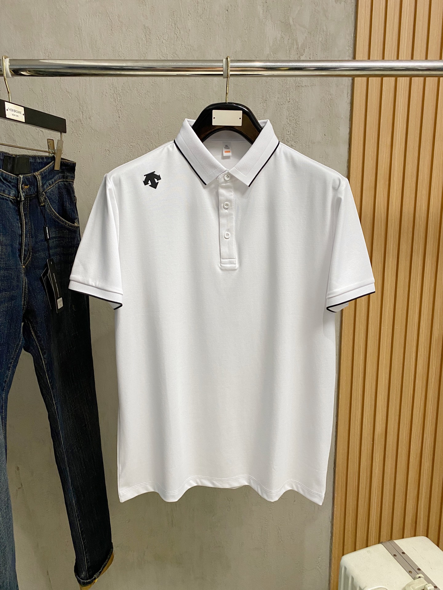 NO:846653,Descente highly recommended!  Spring and summer new products are on sale at the counter. Fashionable high-end men's Polo - Logo on the chest, personalized and fashionable/Imported high-density mercerized pearls, extremely skin-friendly and comfortable. It feels very delicate, has a good texture, is cool and breathable, and is a very good overall piece. It can be worn alone as an inner layer. Size M-4Xl,,19860909迪桑特 重磅推荐！春夏新品 专柜在售 时尚高端男装Polo-胸前Logo个性时尚/进口顶极高密度丝光珠地,极为亲肤舒适 摸上去非常的细腻,质感很好,凉爽透气,整体非常不错的一款,内搭单穿都完全没问题 尺码M-4Xl,,,Men's clothing