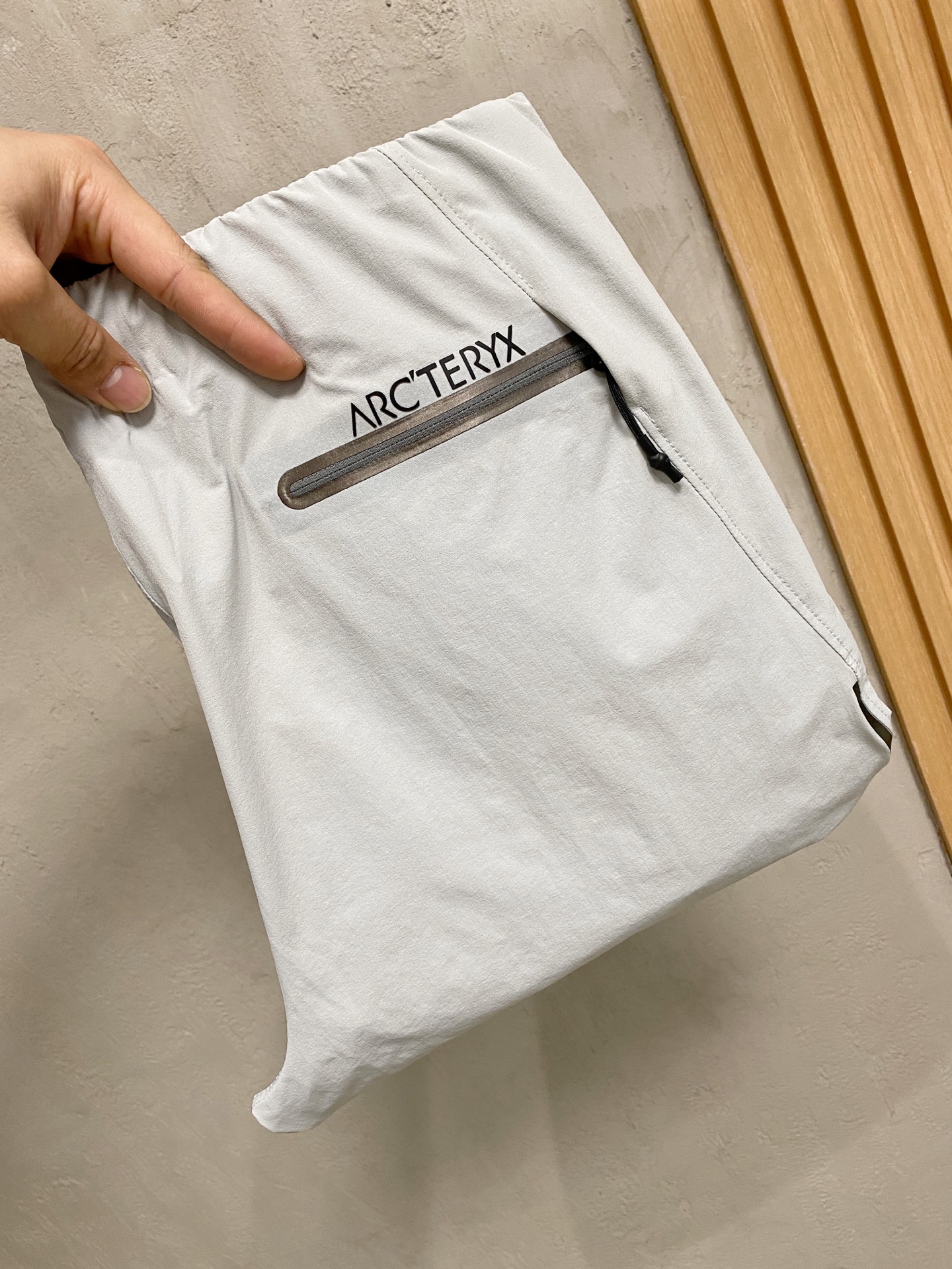 NO:846659,Arc'teryx spring and summer new model 26ss casual pants golden classic appears again, original order high-quality fashionable casual pants. Super versatile style. Exclusive customized fabric, very wide and stylish, close-fitting and comfortable. Original custom counter latest hardware accessories. Super beautiful version, upper body shows slender legs, lining and routing are impeccable, can be attended on any occasion, once again emphasize that the fabric is very, very classy! Size M-3Xl,arc'teryx,19860909始祖鸟 春夏新款 26ss休闲裤金典再次出现,原单订制高品质时尚休闲裤.超级百搭款.独家定制面料,挺阔有型,贴身舒适.原版定制专柜最新五金辅料.超靓版型、上身显腿修长,內里,走线都无可挑剔,任何场合都可出席,再次强调面料非常非常显档次！码数 M-3Xl,arc'teryx,,Men's clothing