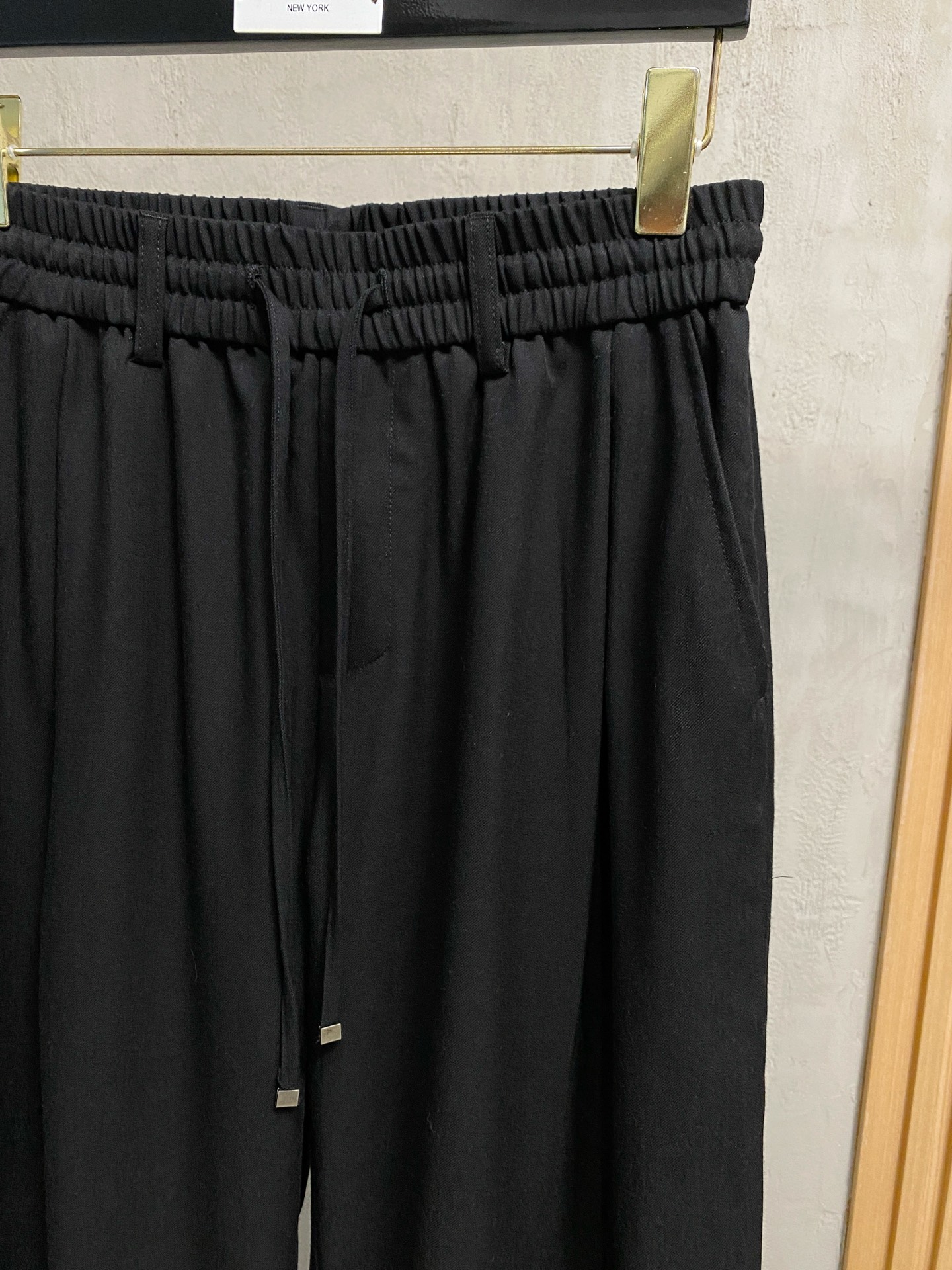 Loro Piana 春夏新款棉麻裤 26ss休闲裤金典再次出现，原单订制高品质时尚休闲裤。超级百搭款。