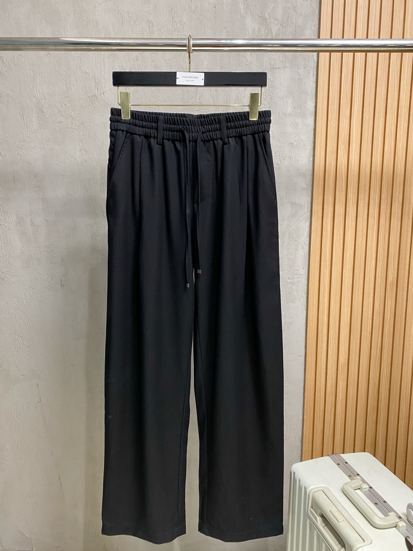 Loro Piana 春夏新款棉麻裤 26ss休闲裤金典再次出现，原单订制高品质时尚休闲裤。超级百搭款。
