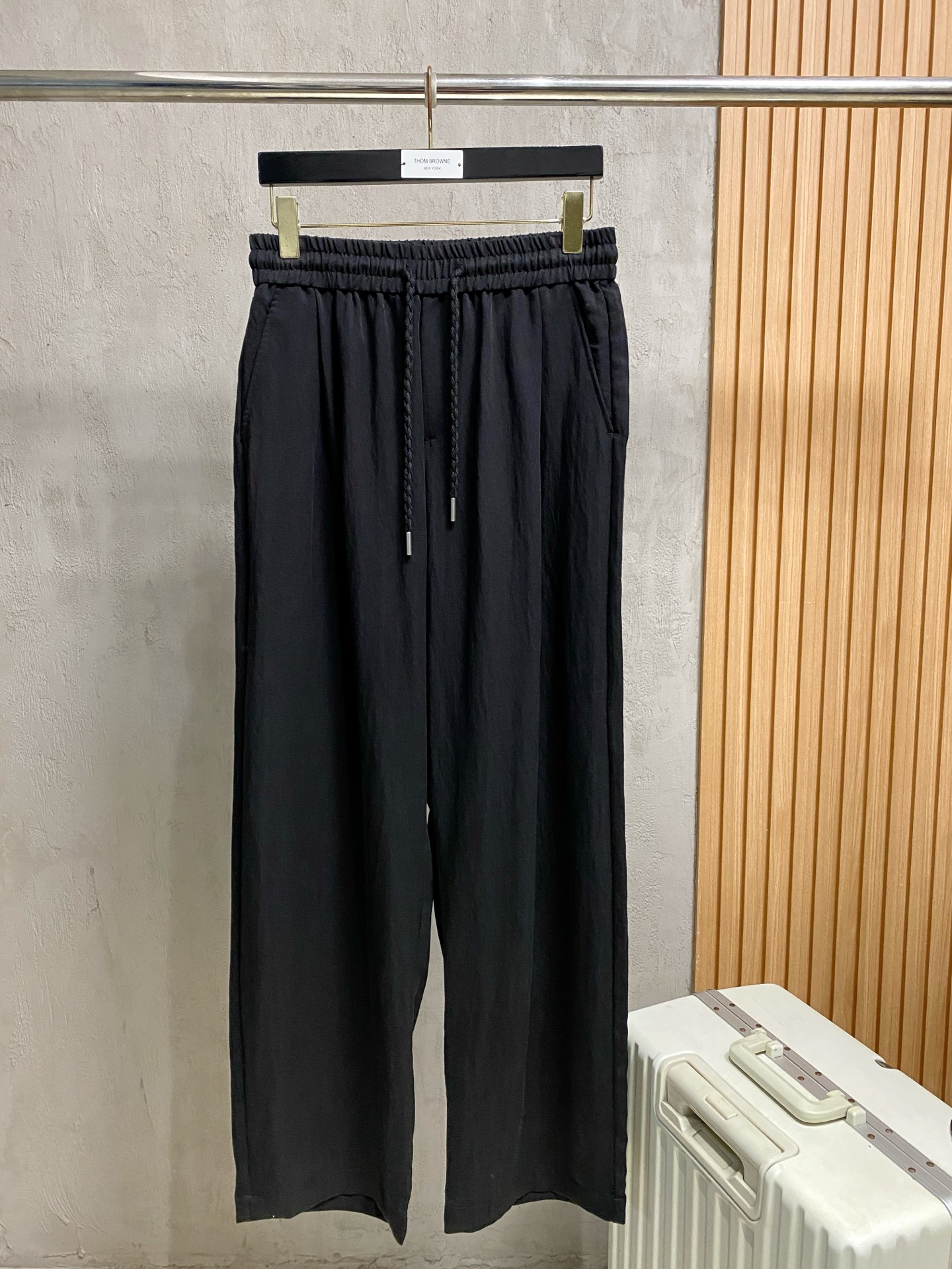Loro Piana 春夏新款棉麻裤 26ss休闲裤金典再次出现，原单订制高品质时尚休闲裤。超级百搭款。