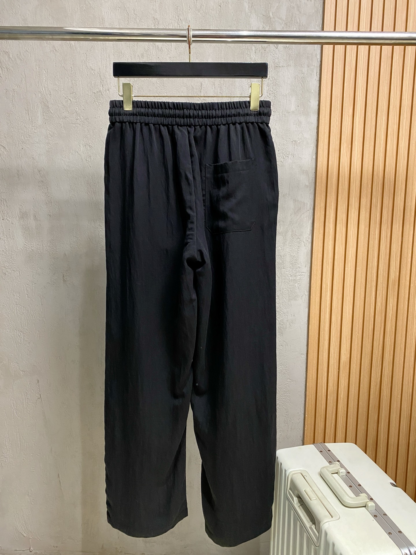 Loro Piana 春夏新款棉麻裤 26ss休闲裤金典再次出现，原单订制高品质时尚休闲裤。超级百搭款。