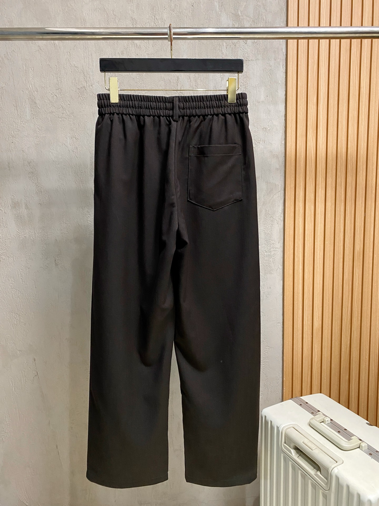 Loro Piana 春夏新款棉麻裤 26ss休闲裤金典再次出现，原单订制高品质时尚休闲裤。超级百搭款。