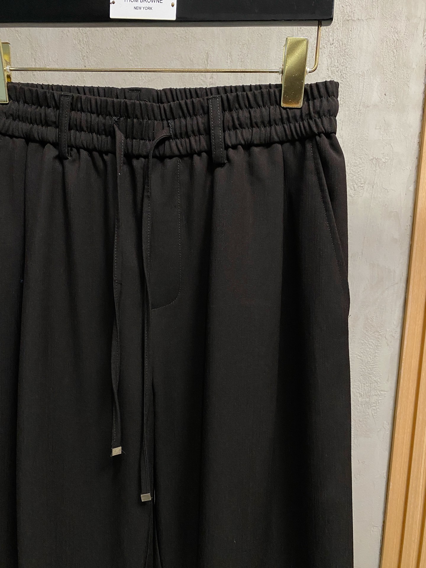 Loro Piana 春夏新款棉麻裤 26ss休闲裤金典再次出现，原单订制高品质时尚休闲裤。超级百搭款。