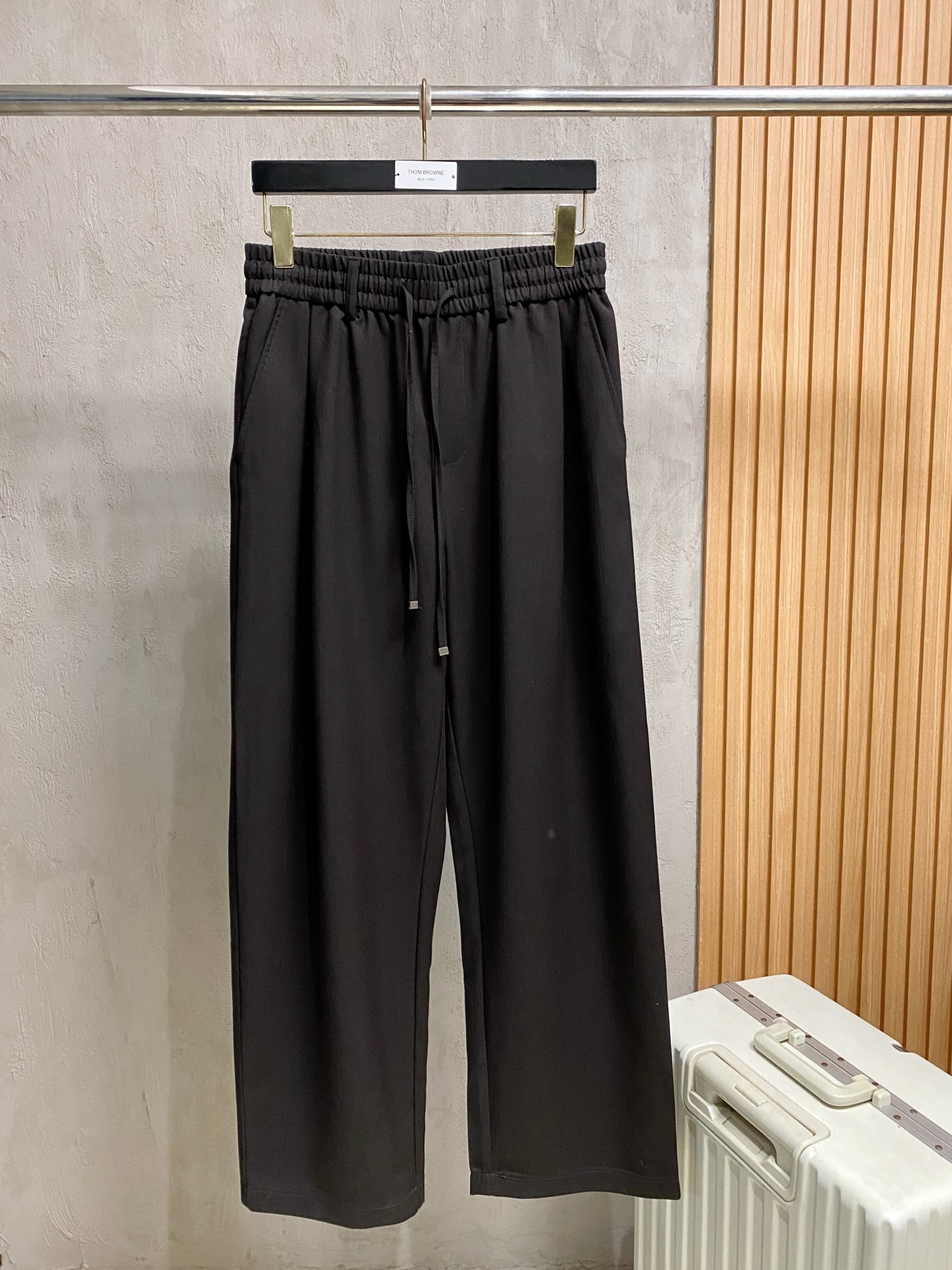 Loro Piana 春夏新款棉麻裤 26ss休闲裤金典再次出现，原单订制高品质时尚休闲裤。超级百搭款。