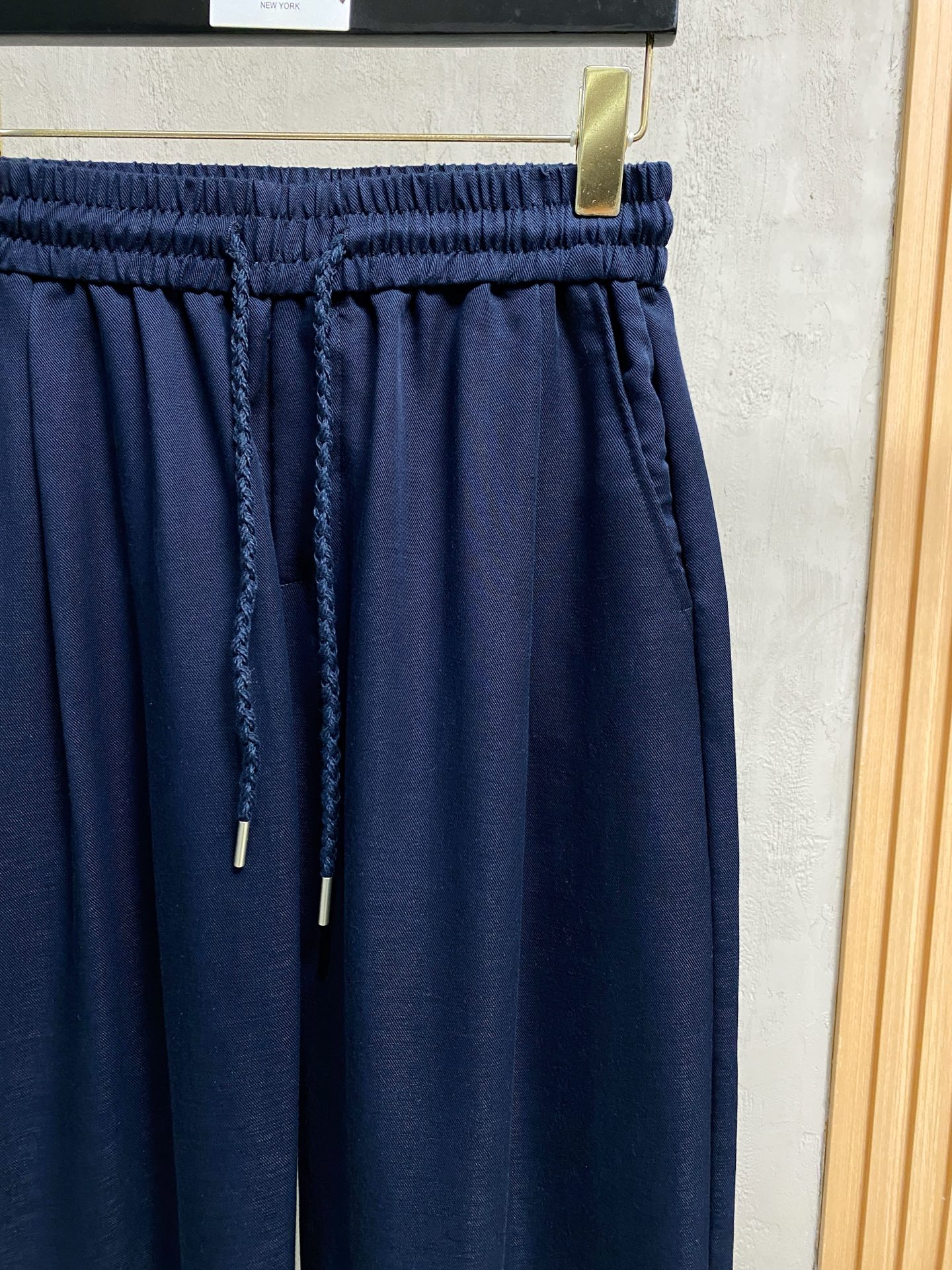 Loro Piana 春夏新款棉麻裤 26ss休闲裤金典再次出现，原单订制高品质时尚休闲裤。超级百搭款。