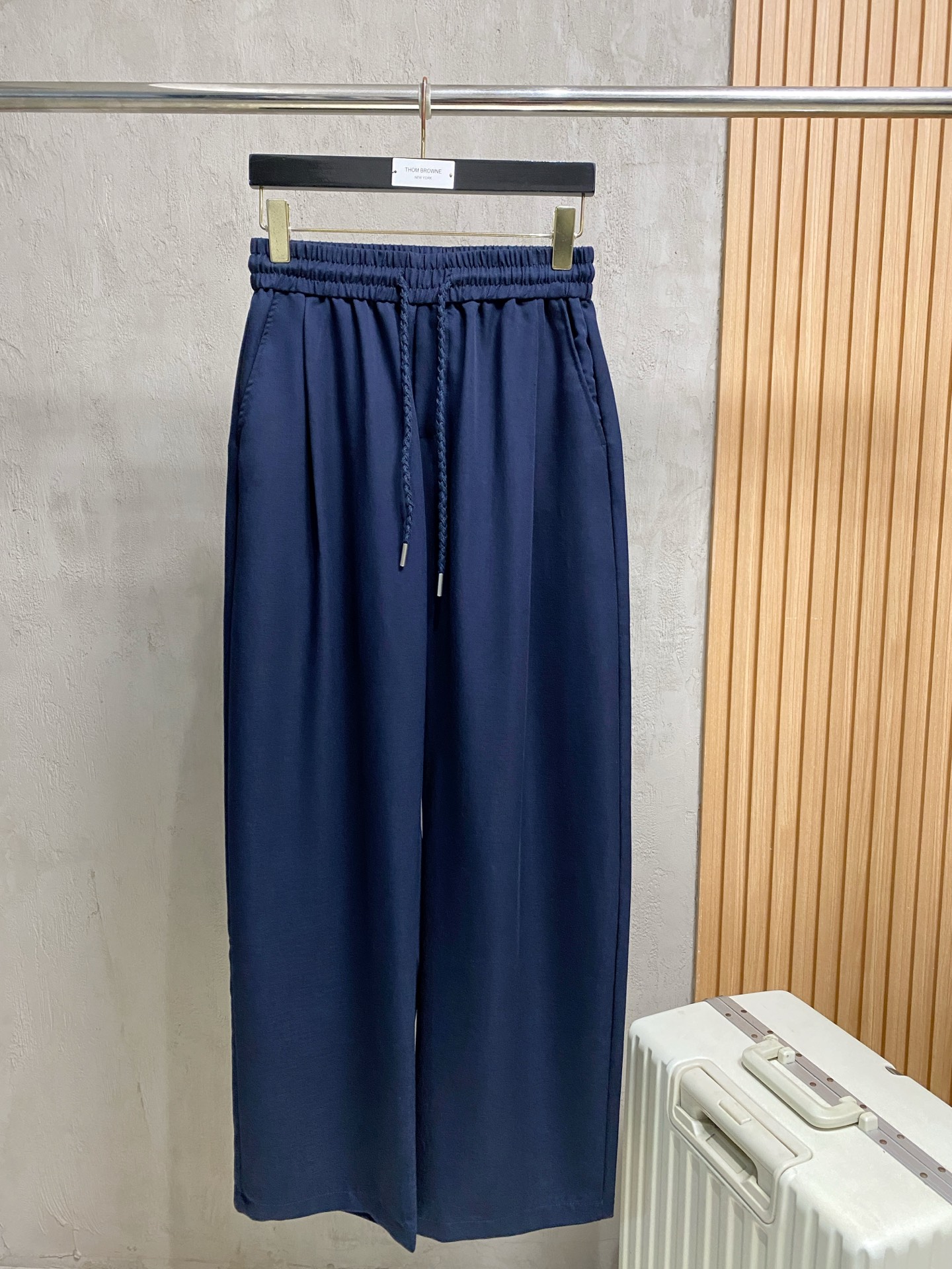 Loro Piana 春夏新款棉麻裤 26ss休闲裤金典再次出现，原单订制高品质时尚休闲裤。超级百搭款。