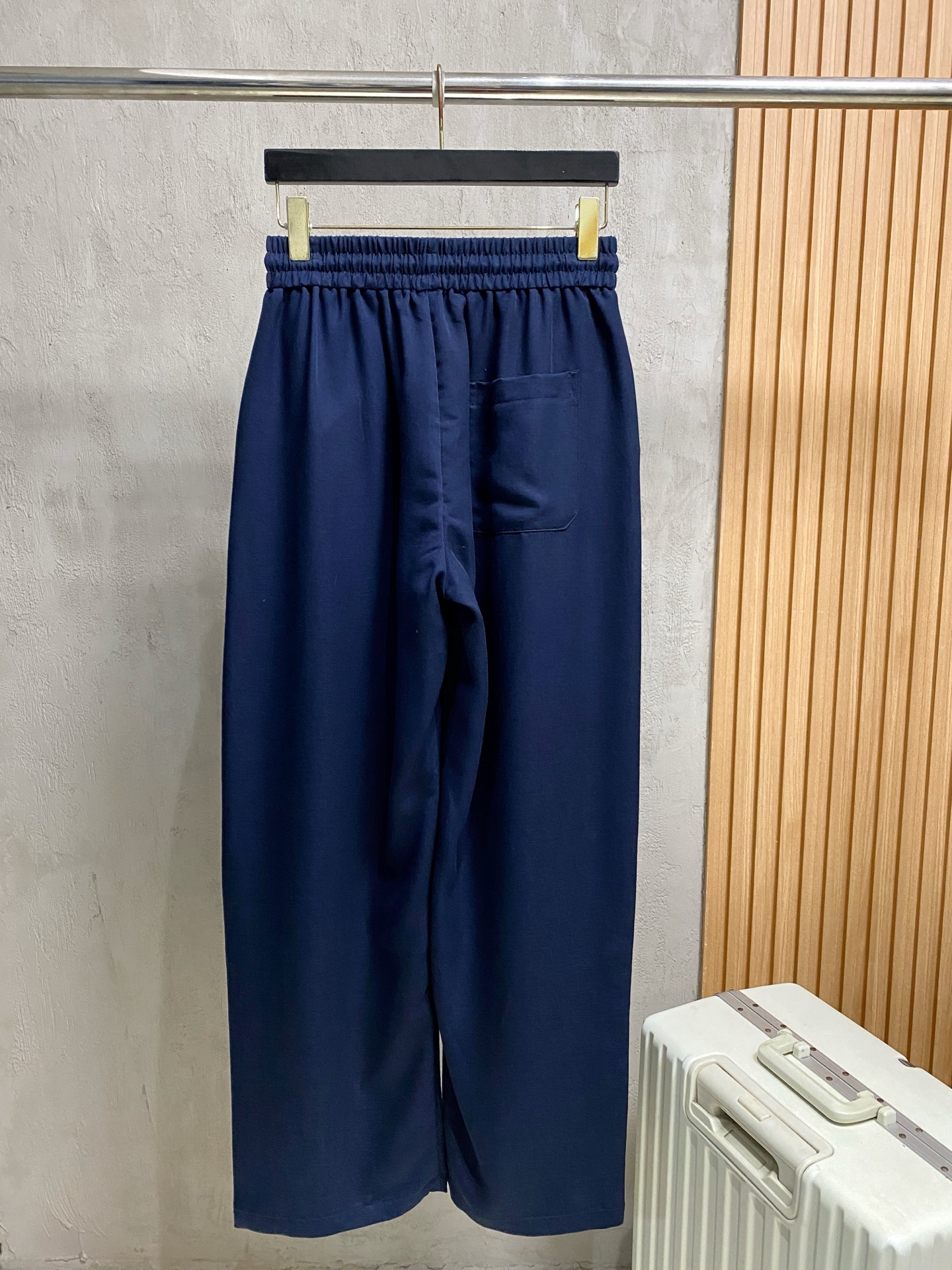 Loro Piana 春夏新款棉麻裤 26ss休闲裤金典再次出现，原单订制高品质时尚休闲裤。超级百搭款。