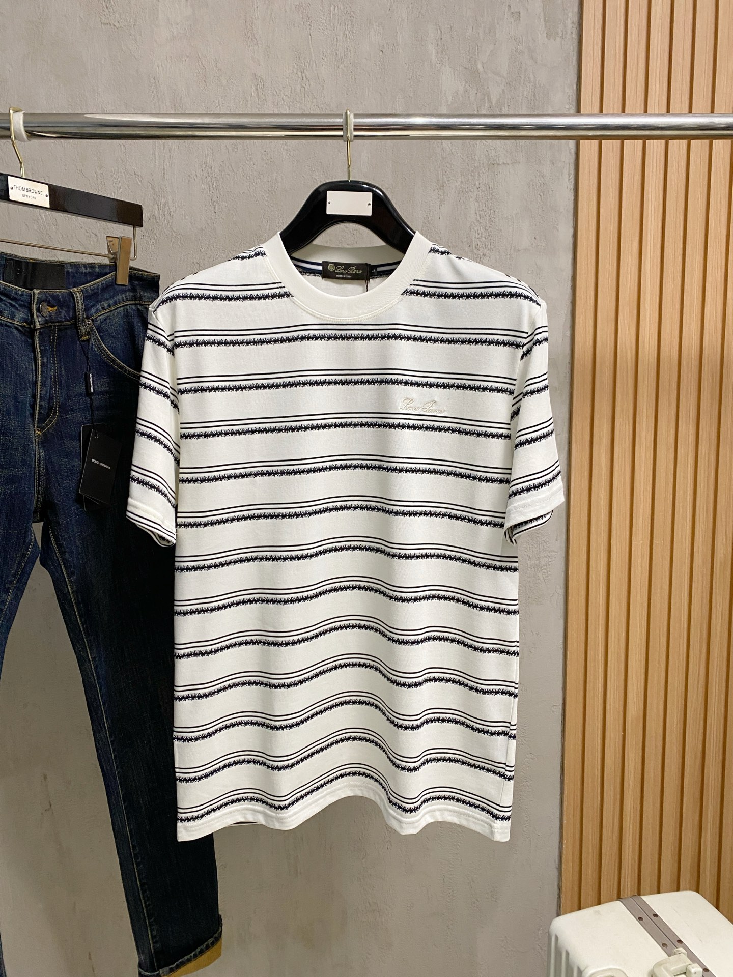 NO:849725,LP 1916 new pure cotton men's casual bottoming short-sleeved T-shirt!  High-end customization, high version, fashionable and versatile, loose version, original imported cotton fabric, threaded cuffs, collar and hem, super soft and delicate to the touch, skin-friendly and comfortable to wear, high-end boutique. Avant-garde style, charming and comfortable, great upper body, essential items for men, complete with three standards, sizes M-4XL, loro piana, T-shirt, tees, t-shirt,19860909LP 1916 新款纯棉男士休闲打底短袖T恤！高端定制 高版本 时尚百搭爆款宽松版型原版进口纯棉面料 螺纹袖口.领口衣摆 手感超柔软细腻 穿着亲肤舒适 高端精品.前卫风格魅力舒适, 上身非常赞 男士必备单品 三标齐全 尺码M-4XL,,loro piana,T-shirt,tees，t-shirt,,Men's clothing