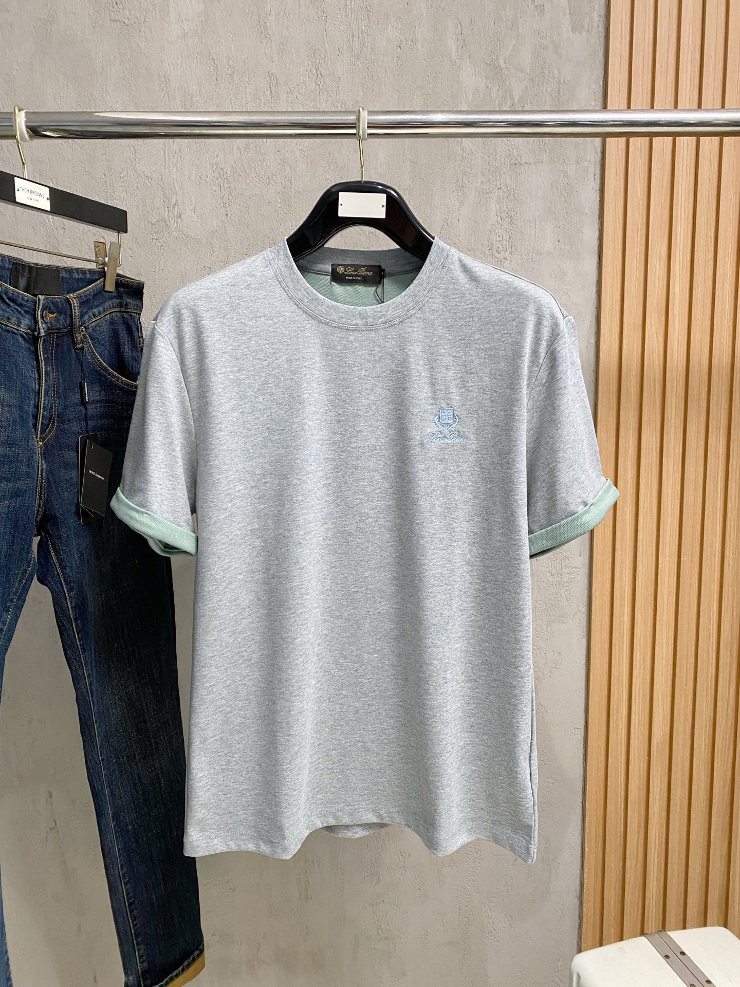 NO:849719,LP 1916 new pure cotton men's casual bottoming short-sleeved T-shirt!  High-end customization, high version, fashionable and versatile, loose version, original imported cotton fabric, threaded cuffs, collar and hem, super soft and delicate to the touch, skin-friendly and comfortable to wear, high-end boutique. Avant-garde style, charming and comfortable, great upper body, essential items for men, complete with three standards, sizes M-4XL, loro piana, T-shirt, tees, t-shirt,19860909LP 1916 新款纯棉男士休闲打底短袖T恤！高端定制 高版本 时尚百搭爆款宽松版型原版进口纯棉面料 螺纹袖口.领口衣摆 手感超柔软细腻 穿着亲肤舒适 高端精品.前卫风格魅力舒适, 上身非常赞 男士必备单品 三标齐全 尺码M-4XL,,loro piana,T-shirt,tees，t-shirt,,Men's clothing