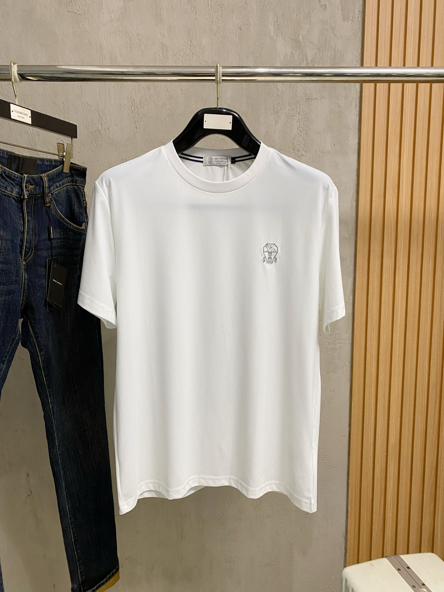 NO:849721,BC 2026 new pure cotton men's casual bottoming short-sleeved T-shirt!  High-end customization, high version, fashionable and versatile, loose fit, original imported pure cotton fabric, threaded cuffs, collar and hem, super soft and delicate to the touch, skin-friendly and comfortable to wear, high-end boutique. Avant-garde style, charming and comfortable, great upper body, essential items for men, complete with three standards, sizes M-4XL, T-shirt, tees, t-shirt,19860909BC 2026 新款纯棉男士休闲打底短袖T恤！高端定制 高版本 时尚百搭爆款宽松版型原版进口纯棉面料 螺纹袖口.领口衣摆 手感超柔软细腻 穿着亲肤舒适 高端精品.前卫风格魅力舒适, 上身非常赞 男士必备单品 三标齐全 尺码M-4XL,,T-shirt,tees，t-shirt,,Men's clothing