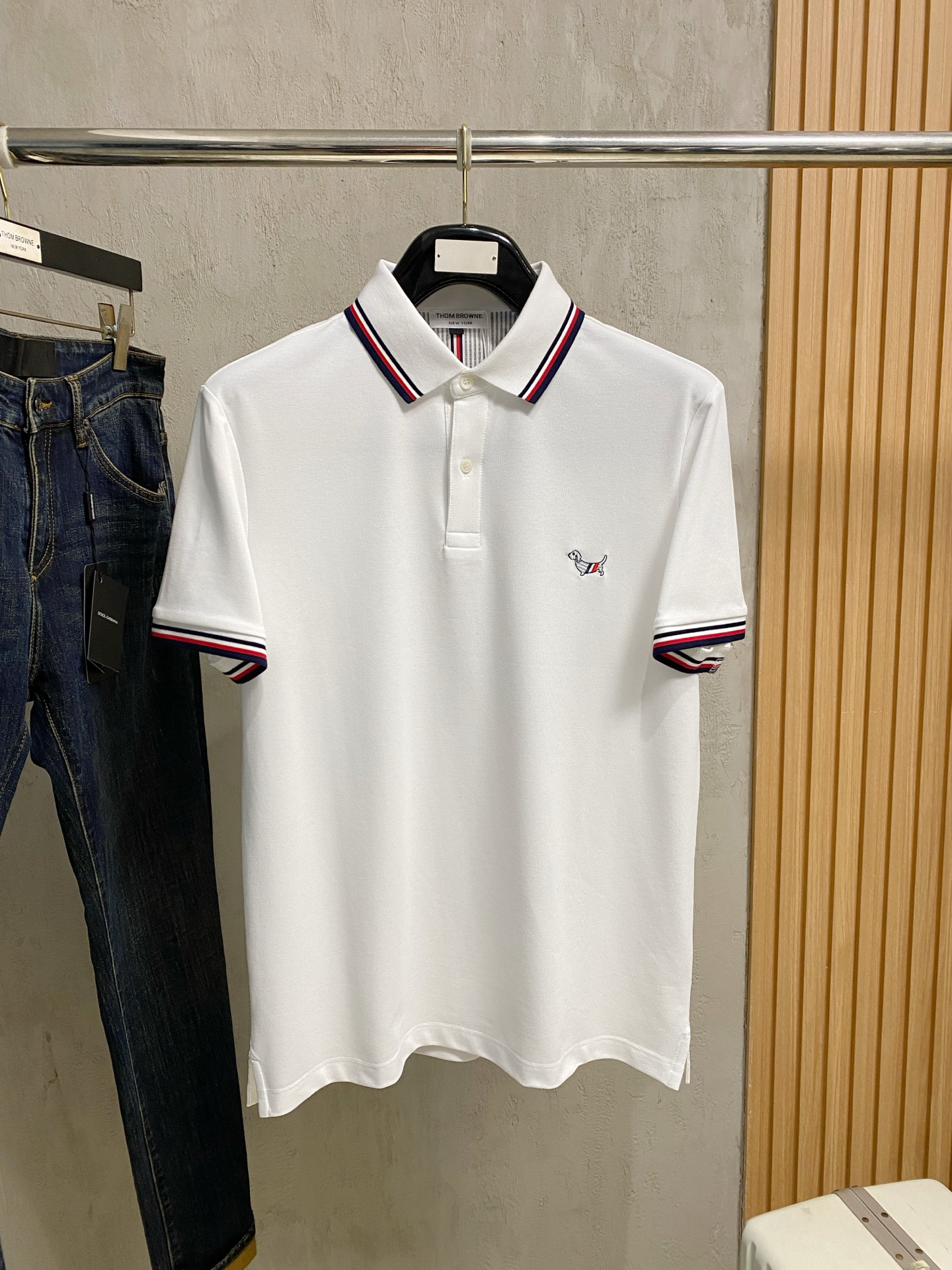 NO:849716,TB highly recommended!  Spring and summer new products are on sale at the counter. Fashionable high-end men's Polo - Logo on the chest, personalized and fashionable/Imported high-density mercerized pearls, extremely skin-friendly and comfortable. It feels very delicate, has a good texture, is cool and breathable, and is a very good overall piece. It can be worn alone as an inner layer. Size M-4Xl,,19860909TB 重磅推荐！春夏新品 专柜在售 时尚高端男装Polo-胸前Logo个性时尚/进口顶极高密度丝光珠地,极为亲肤舒适 摸上去非常的细腻,质感很好,凉爽透气,整体非常不错的一款,内搭单穿都完全没问题 尺码M-4Xl,,,Men's clothing