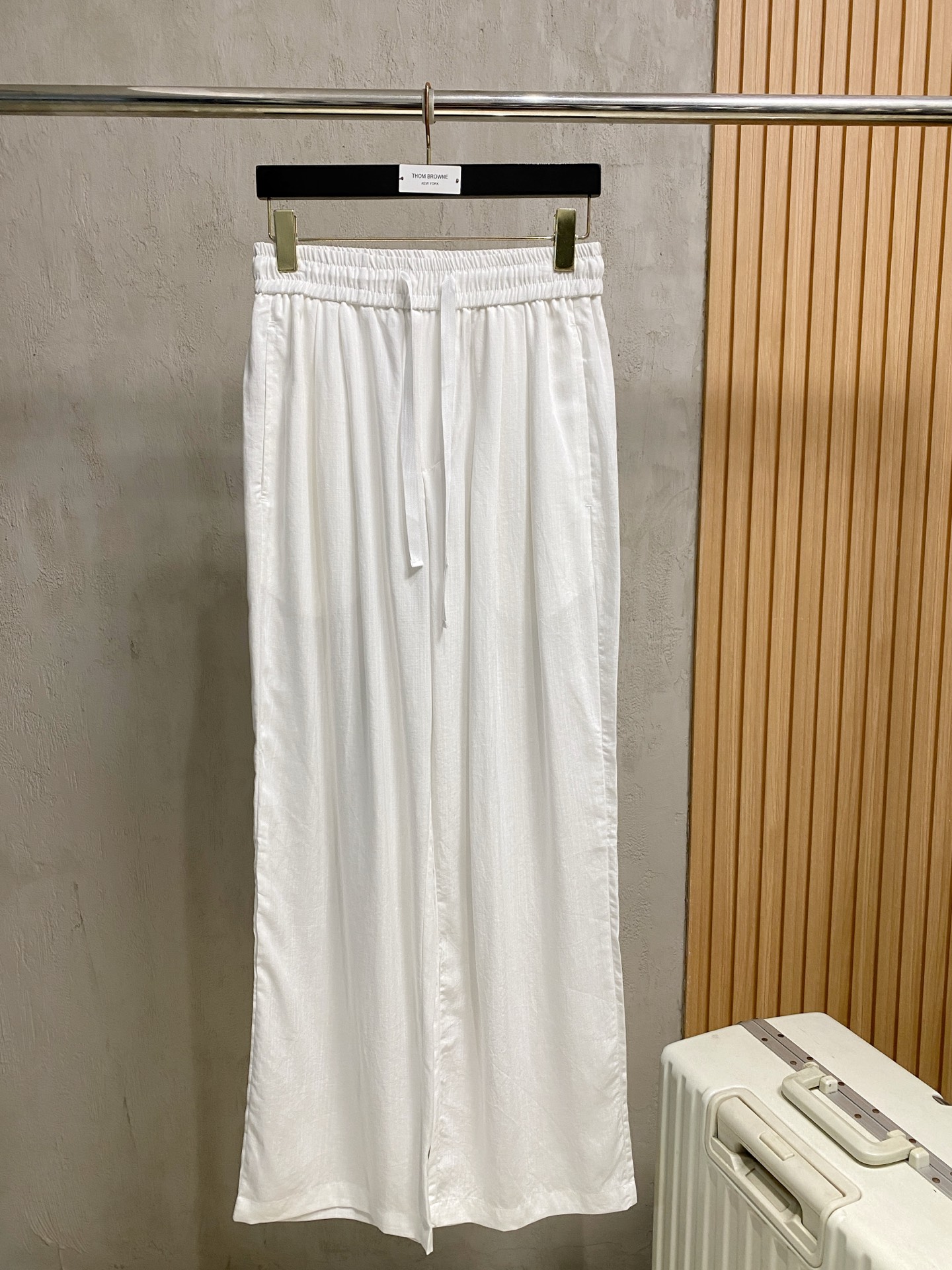 Loro Piana 春夏新款棉麻裤 26ss休闲裤金典再次出现，原单订制高品质时尚休闲裤。超级百搭款。
