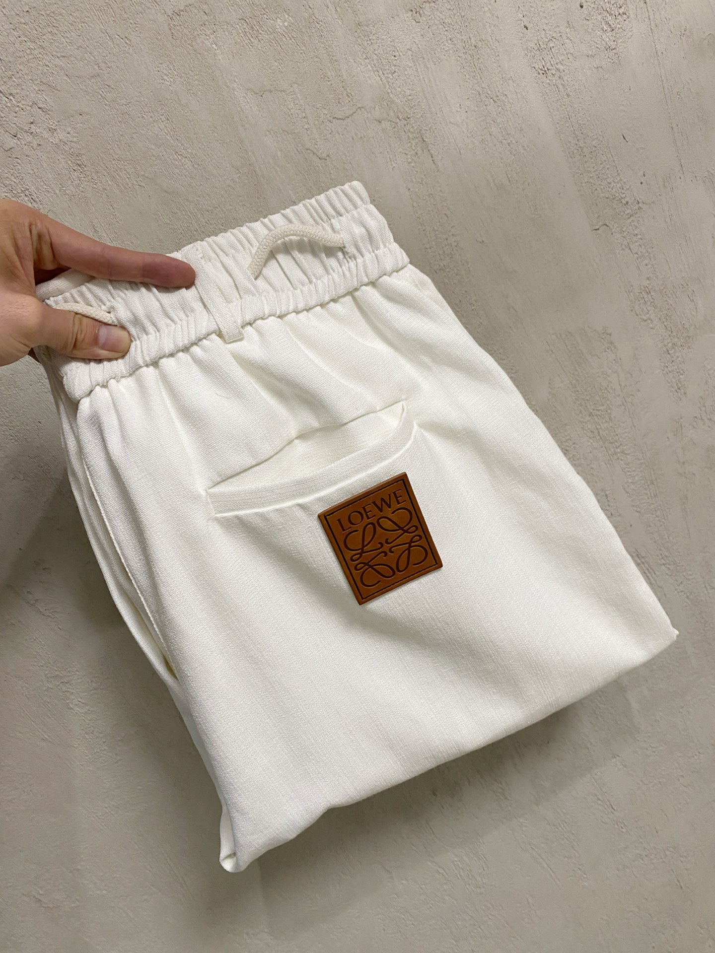 NO:835682,Luo Yiwei's new spring and summer cotton and linen pants 26ss casual pants golden classic appears again, original order high-quality fashionable casual pants. Super versatile style. Exclusive custom-made fabric, very wide and stylish, close-fitting and comfortable. The latest hardware accessories from the original custom counter. Super beautiful version, the upper body shows slender legs, the lining and routing are impeccable, you can attend any occasion, and once again emphasize that the fabric is very, very classy! Code number M-2Xl,,loewe,19860909罗意威 春夏新款棉麻裤 26ss休闲裤金典再次出现,原单订制高品质时尚休闲裤.超级百搭款.独家定制面料,挺阔有型,贴身舒适.原版定制专柜最新五金辅料.超靓版型、上身显腿修长,內里,走线都无可挑剔,任何场合都可出席,再次强调面料非常非常显档次！码数 M-2Xl,,loewe,,Men's clothing