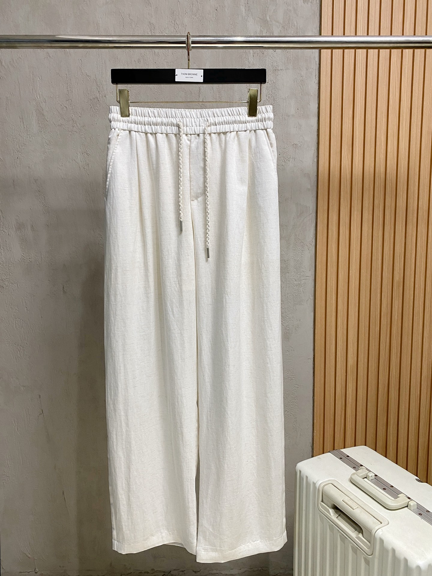 Loro Piana 春夏新款棉麻裤 26ss休闲裤金典再次出现，原单订制高品质时尚休闲裤。超级百搭款。