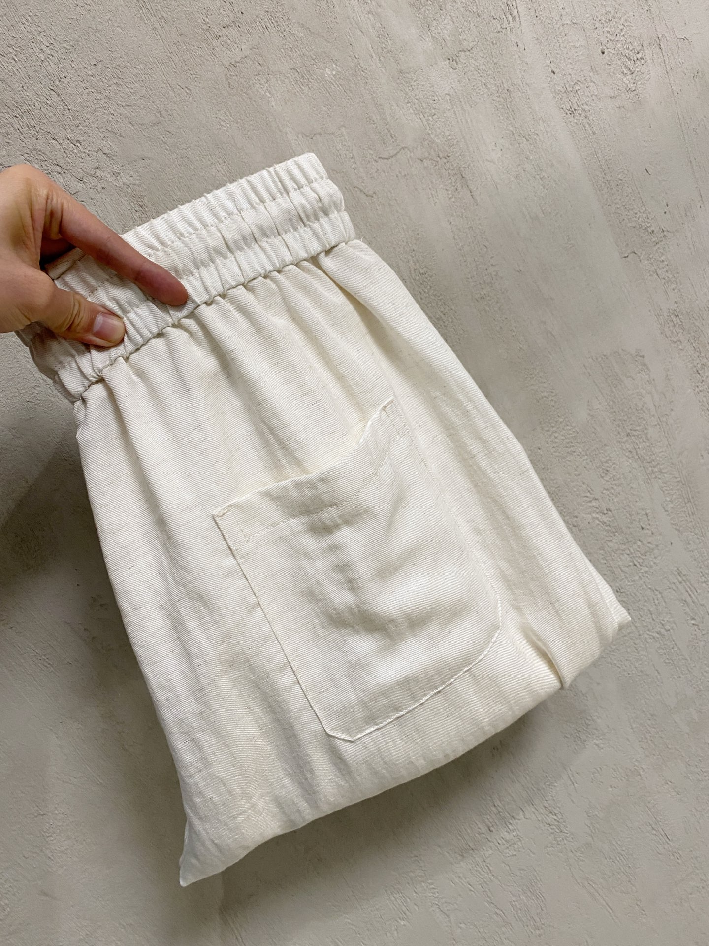 NO:835677,LP spring and summer new cotton and linen pants 26ss casual pants golden classic appears again, original order high-quality fashionable casual pants. Super versatile style. Exclusive custom-made fabric, very wide and stylish, close-fitting and comfortable. Original custom-made counter latest hardware accessories. Super beautiful version, the upper body shows slender legs, the lining and routing are impeccable, you can attend any occasion, once again emphasize that the fabric is very, very classy! Size M-2Xl,,loro piana,19860909LP 春夏新款棉麻裤 26ss休闲裤金典再次出现,原单订制高品质时尚休闲裤.超级百搭款.独家定制面料,挺阔有型,贴身舒适.原版定制专柜最新五金辅料.超靓版型、上身显腿修长,內里,走线都无可挑剔,任何场合都可出席,再次强调面料非常非常显档次！码数 M-2Xl,,loro piana,,Men's clothing