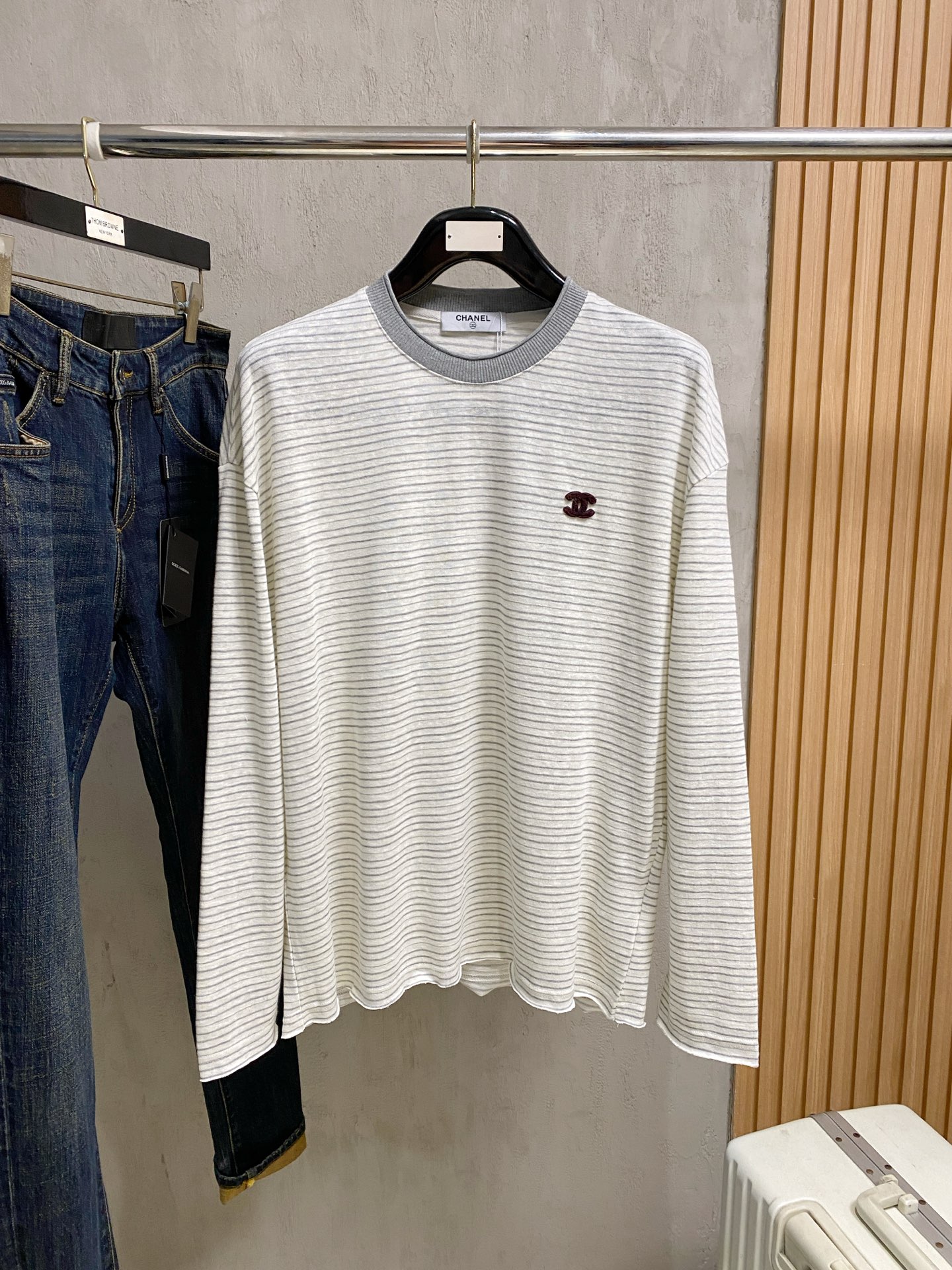 NO:835687,Celine 2026 new men's casual base T-shirt!  High-end customization, high version, fashionable and versatile, loose version, super soft and delicate to the touch, skin-friendly and comfortable to wear, high-end boutique. Avant-garde style, charming and comfortable, great for the upper body, essential items for men, complete with three standards, sizes M-2Xl,,celine,tees,t-shirt,19860909赛琳 2026 新款男士休闲打底T恤！高端定制 高版本 时尚百搭爆款宽松版型手感超柔软细腻 穿着亲肤舒适 高端精品.前卫风格魅力舒适, 上身非常赞 男士必备单品 三标齐全 尺码M-2Xl,,celine,tees，t-shirt,,Men's clothing