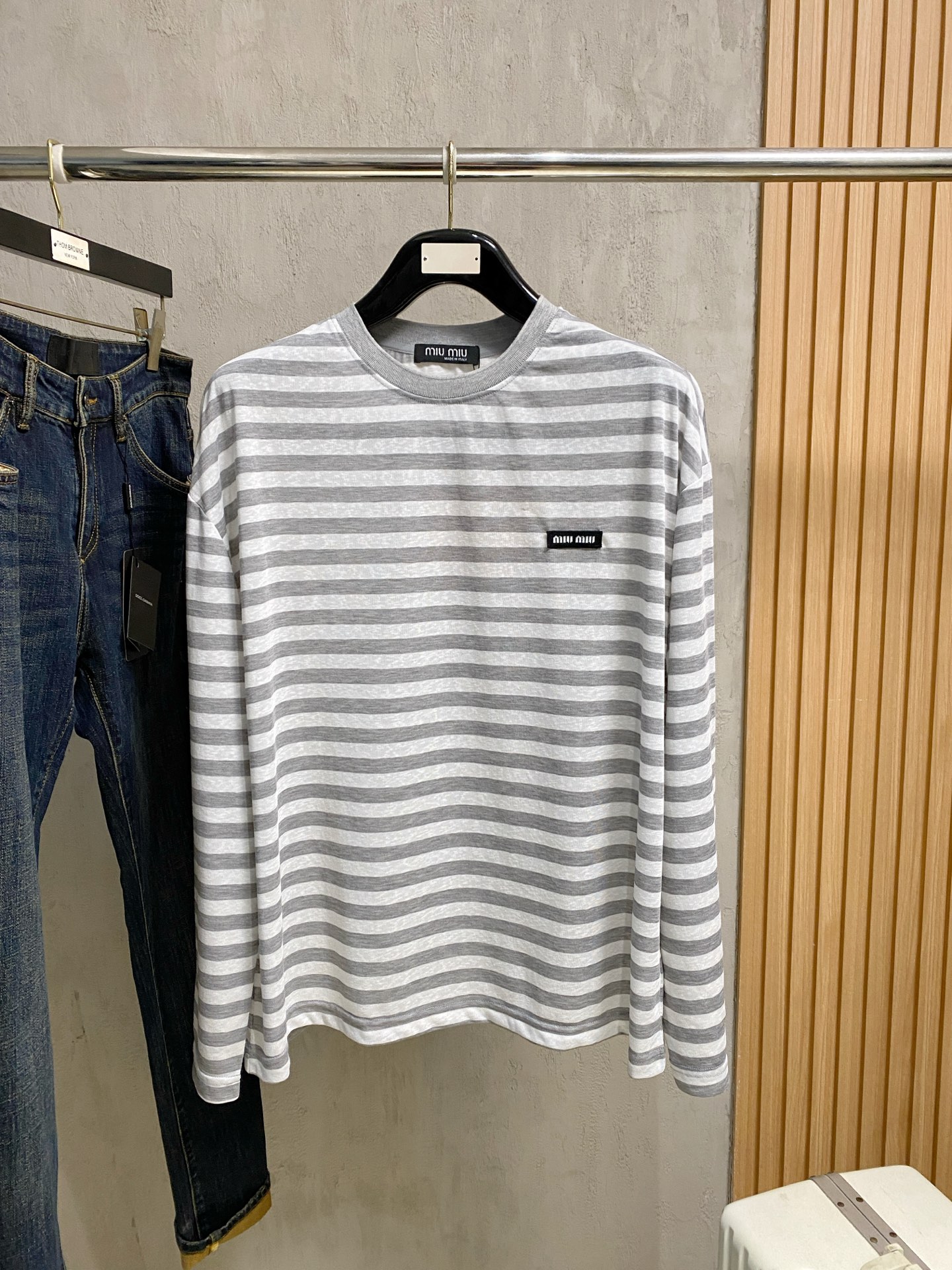 NO:835637,miumiu 2026 new men's casual base T-shirt!  High-end customization, high version, fashionable and versatile, loose version, super soft and delicate to the touch, skin-friendly and comfortable to wear, high-end boutique. Avant-garde style, charming and comfortable, great for the upper body, essential items for men, complete with three standards, sizes M-2Xl, miumiu, tees, t-shirt,19860909miumiu 2026 新款男士休闲打底T恤！高端定制 高版本 时尚百搭爆款宽松版型手感超柔软细腻 穿着亲肤舒适 高端精品.前卫风格魅力舒适, 上身非常赞 男士必备单品 三标齐全 尺码M-2Xl,,miumiu,tees，t-shirt,,Men's clothing