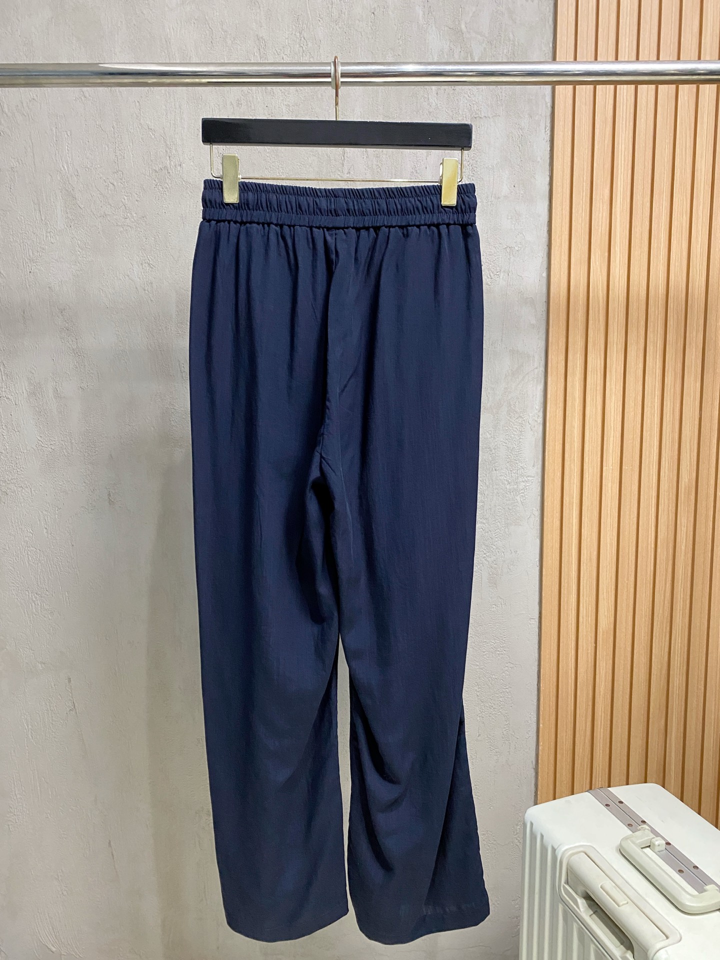 Loro Piana 春夏新款棉麻裤 26ss休闲裤金典再次出现，原单订制高品质时尚休闲裤。超级百搭款。